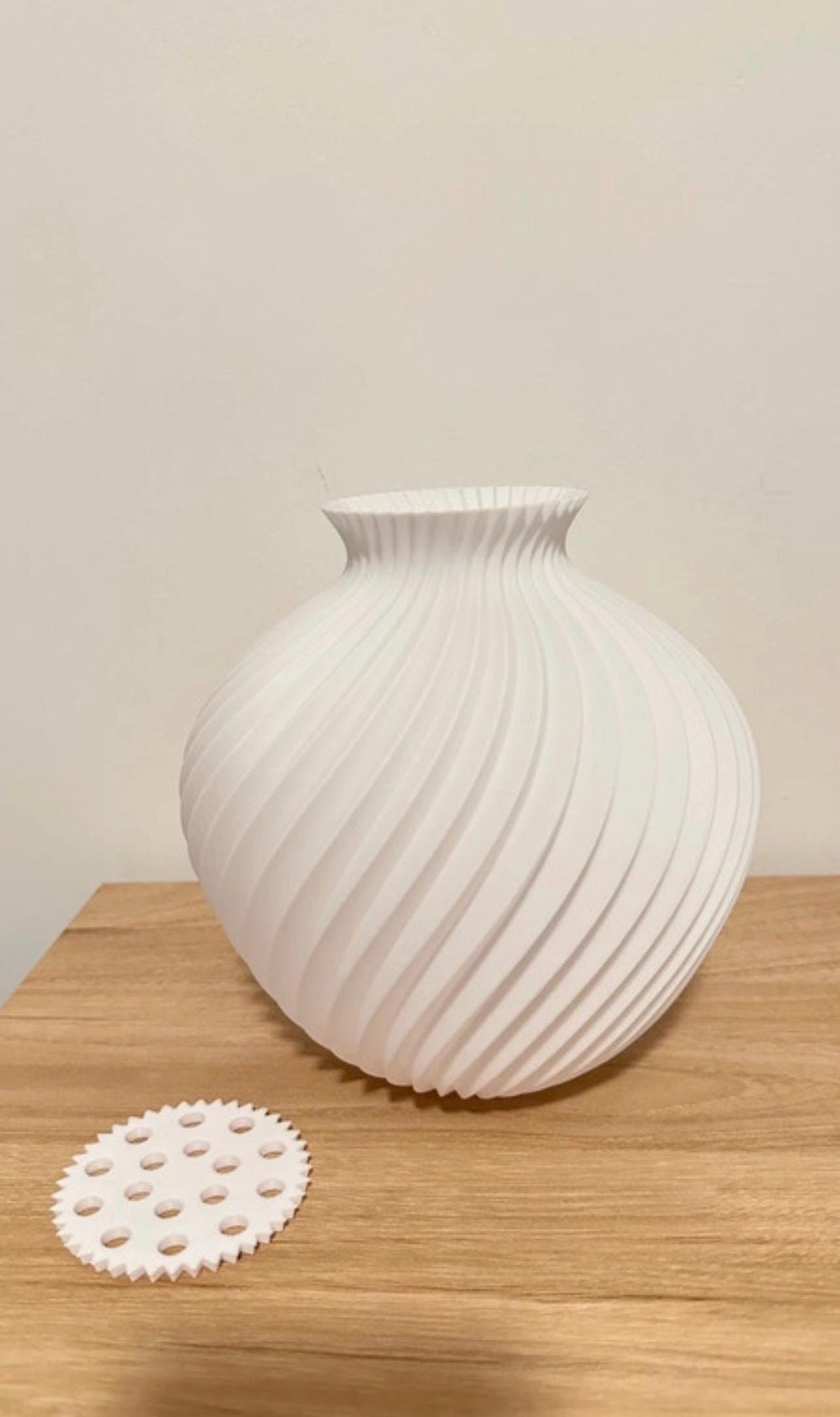 Vase boule torsadé blanc et son disque support de tiges à 16 trous