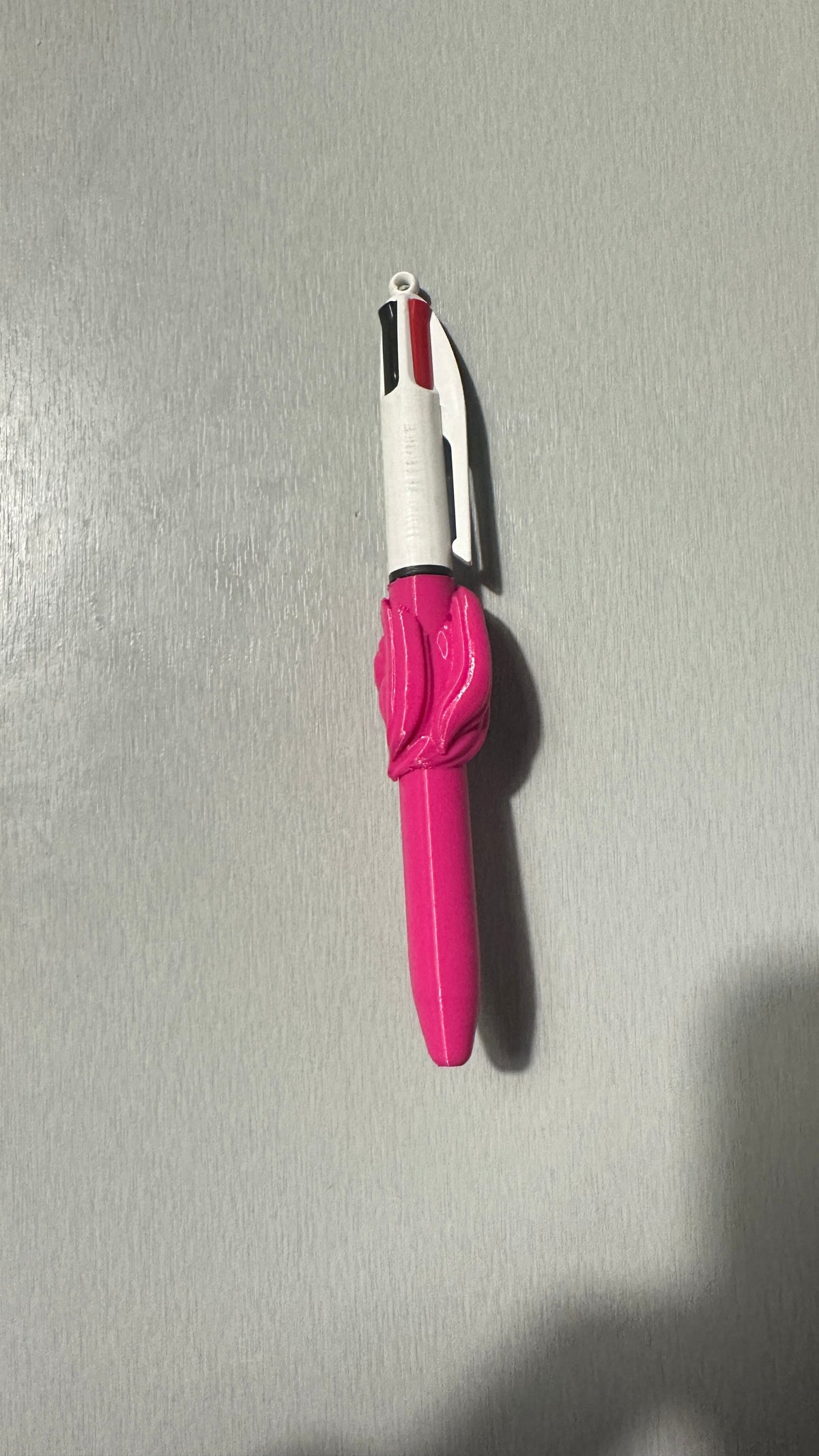 Stylo avec figurine rose, vue de profil