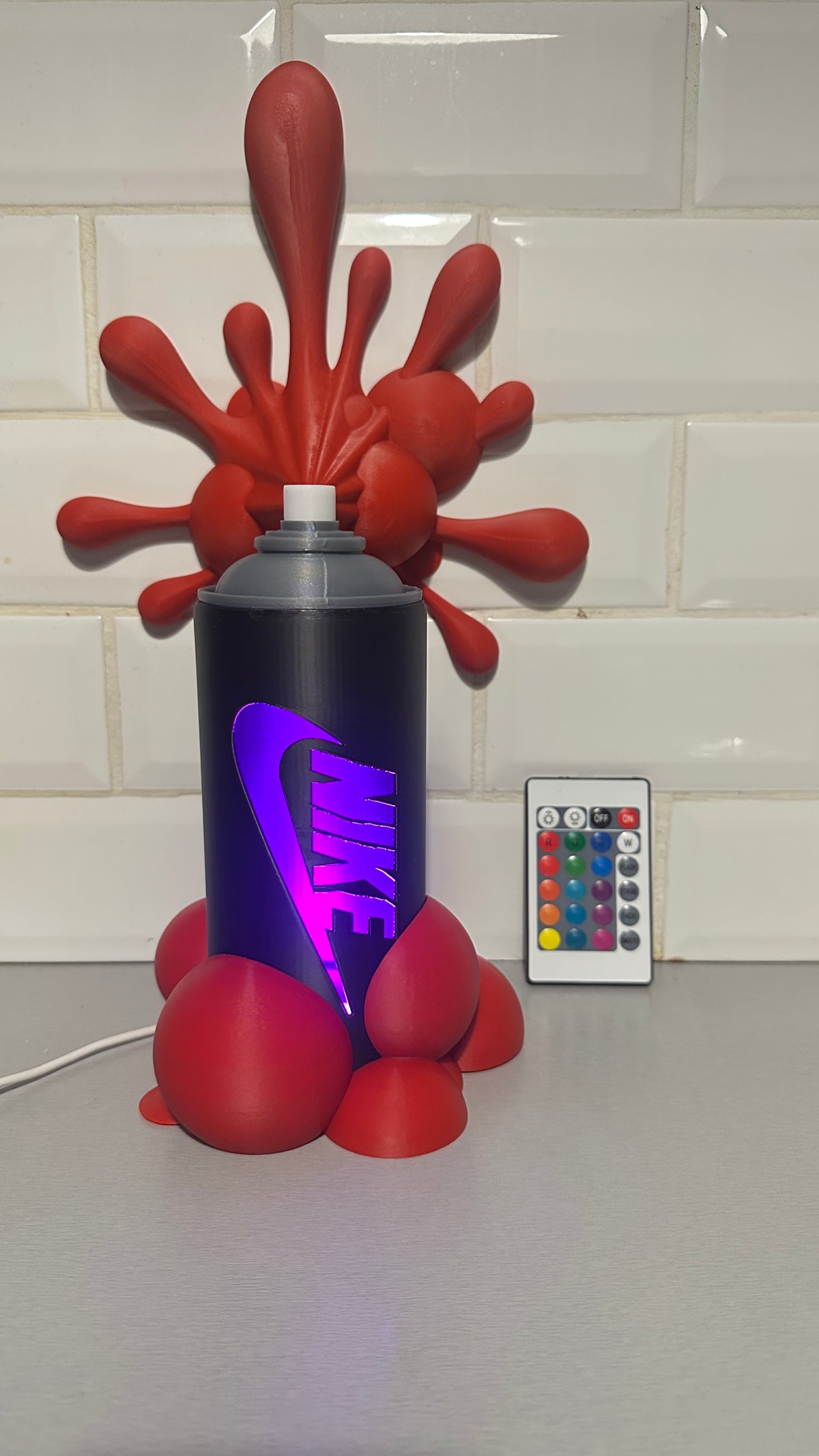 Lampe bombe de peinture style graffiti, éclaboussures rouges, éclairage LED allumé