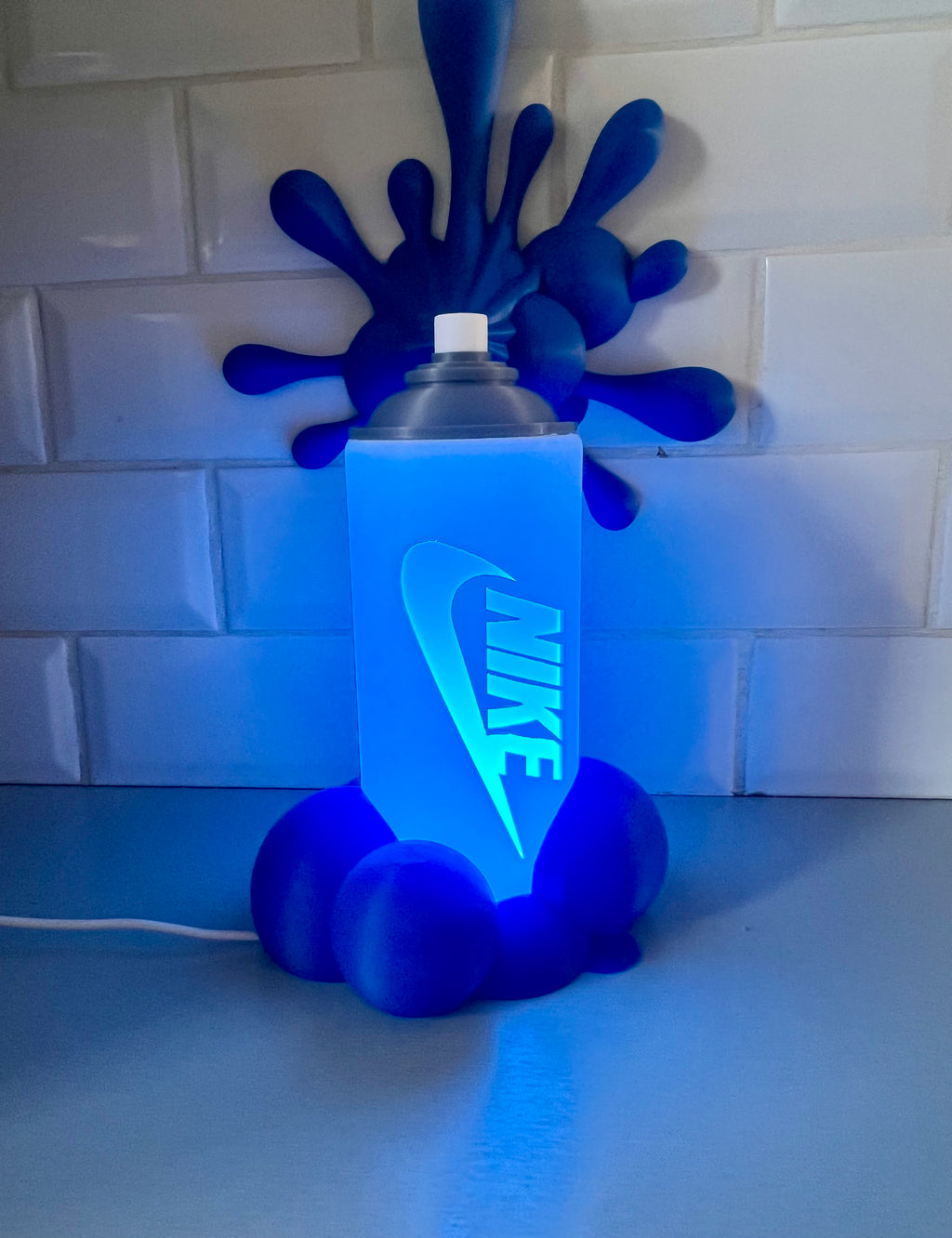 Lampe bombe de peinture style graffiti, éclaboussures bleues, éclairage LED allumé