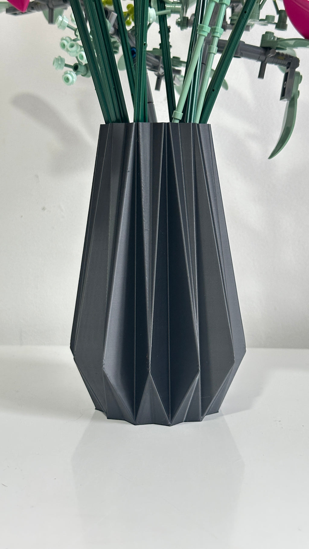Détail des facettes du vase origami noir imprimé en 3D