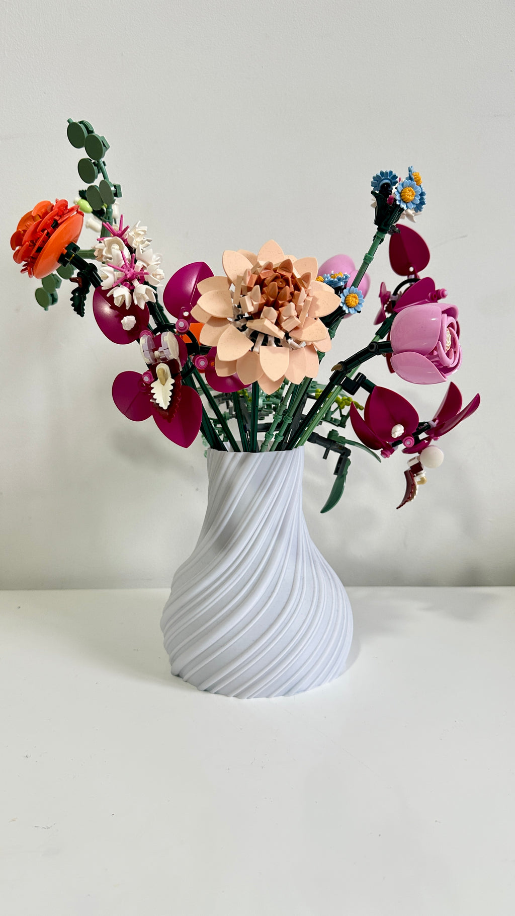 Vase large torsadé blanc effet argile avec bouquet de fleurs LEGO®
