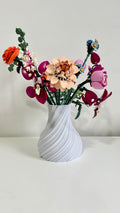 Vase large torsadé blanc effet argile avec bouquet de fleurs LEGO®