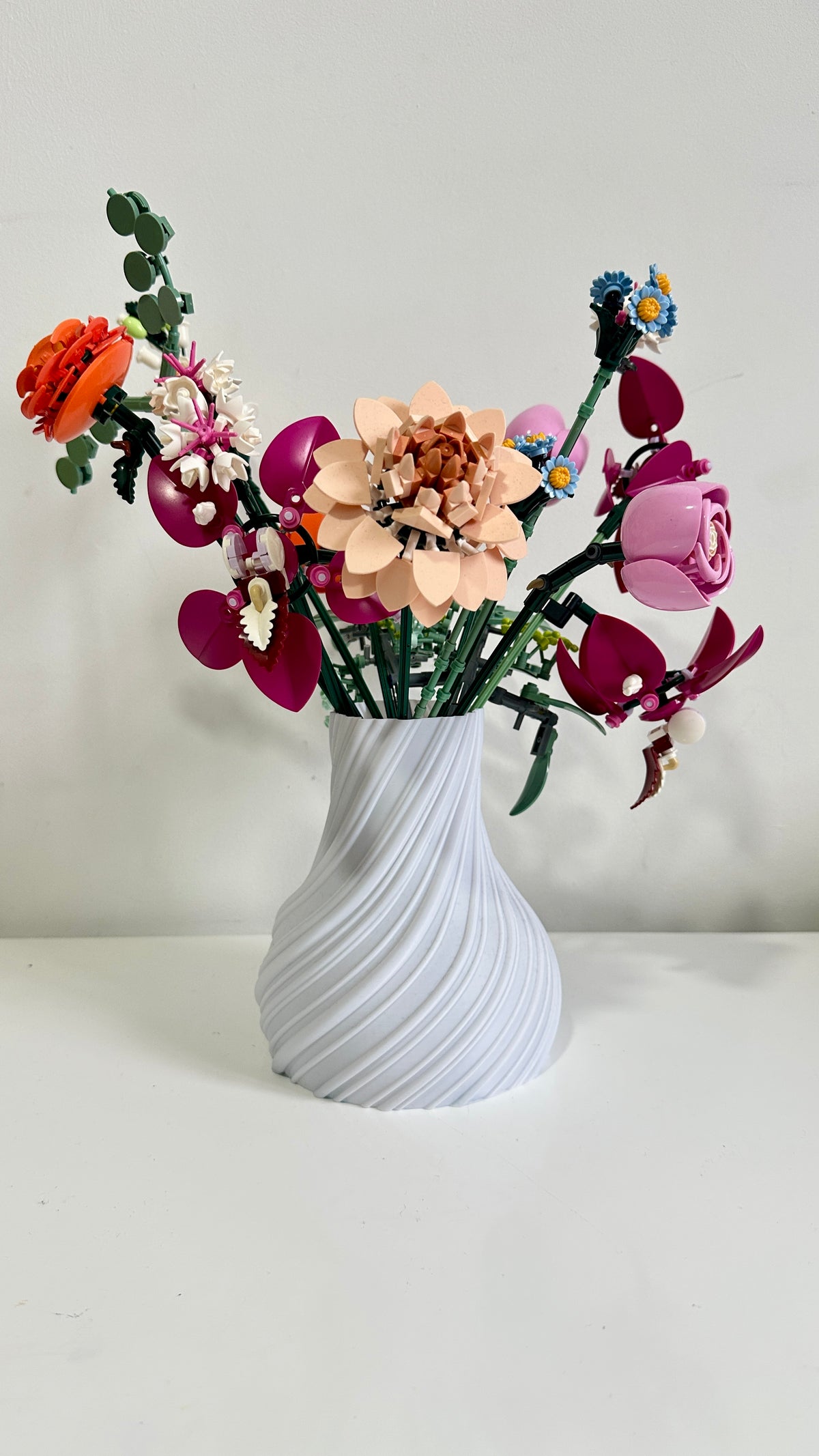 Vase large torsadé blanc effet argile avec bouquet de fleurs LEGO®