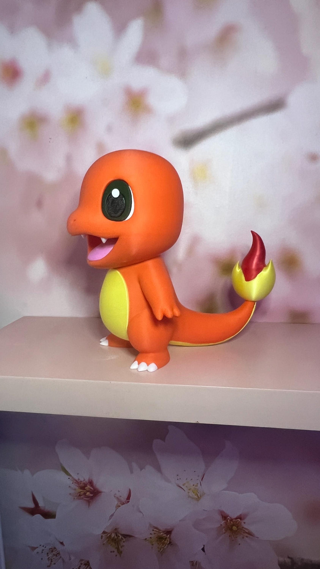 Figurine petit dragon orange style chibi, vue de profil