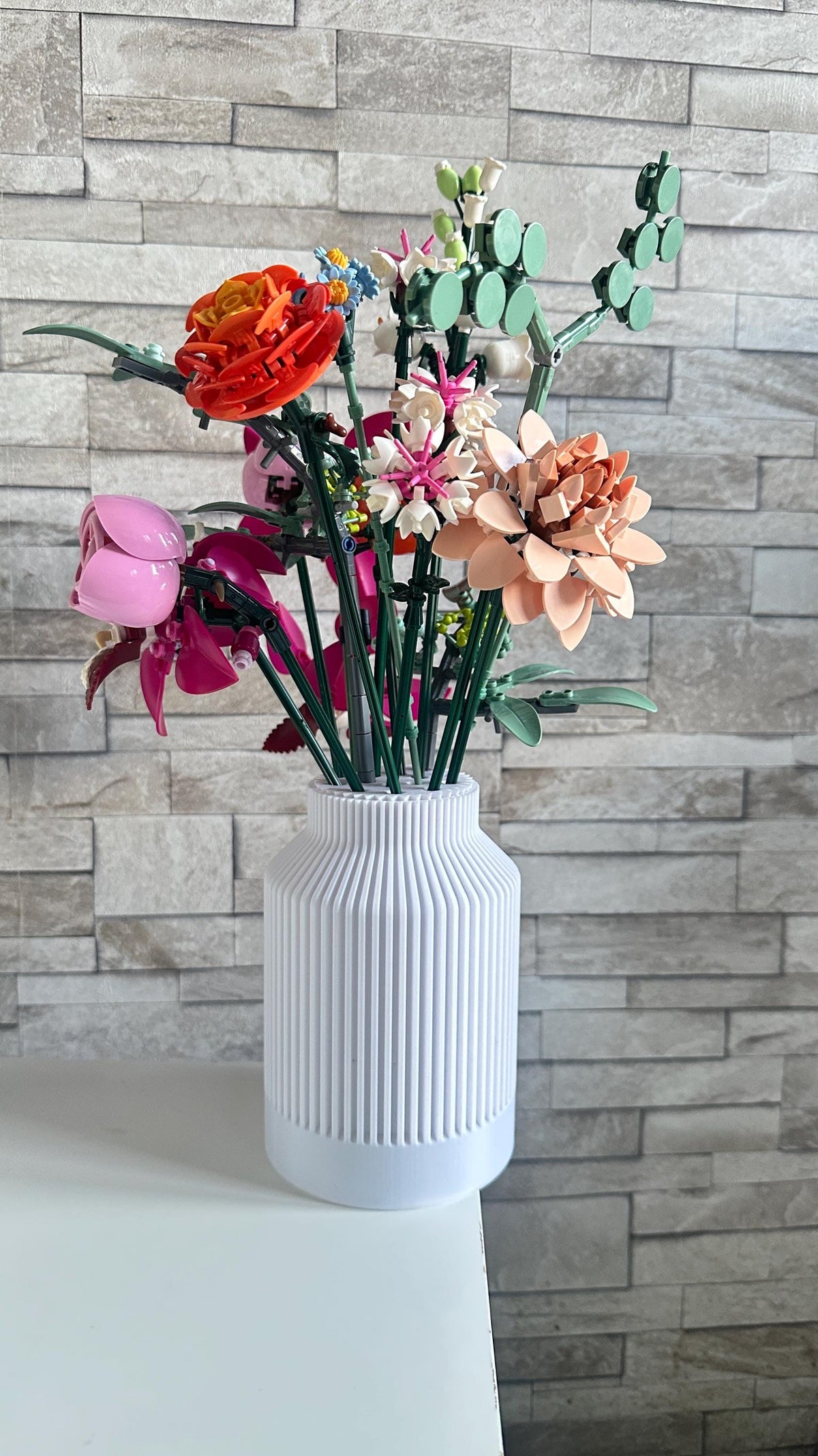 Vase bouteille cannelé blanc avec bouquet de fleurs sauvages LEGO®
