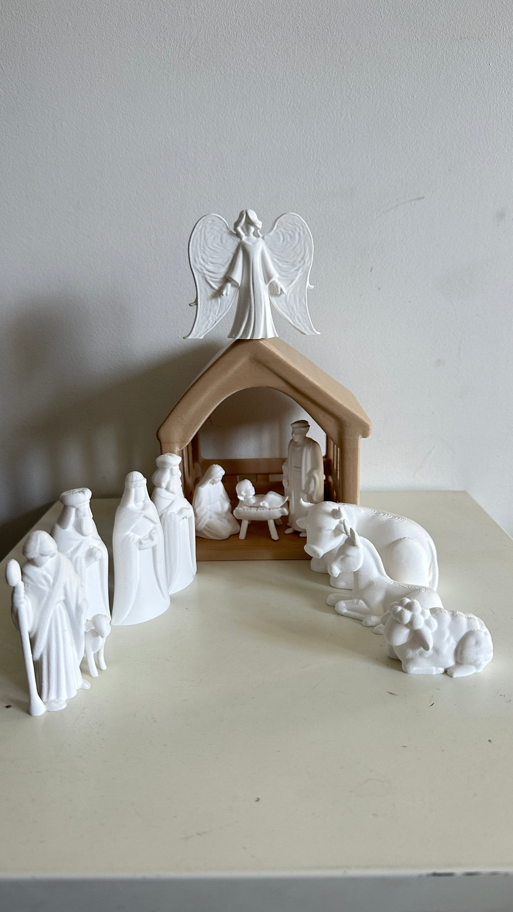 Crèche de Noël avec santons blancs devant l’étable