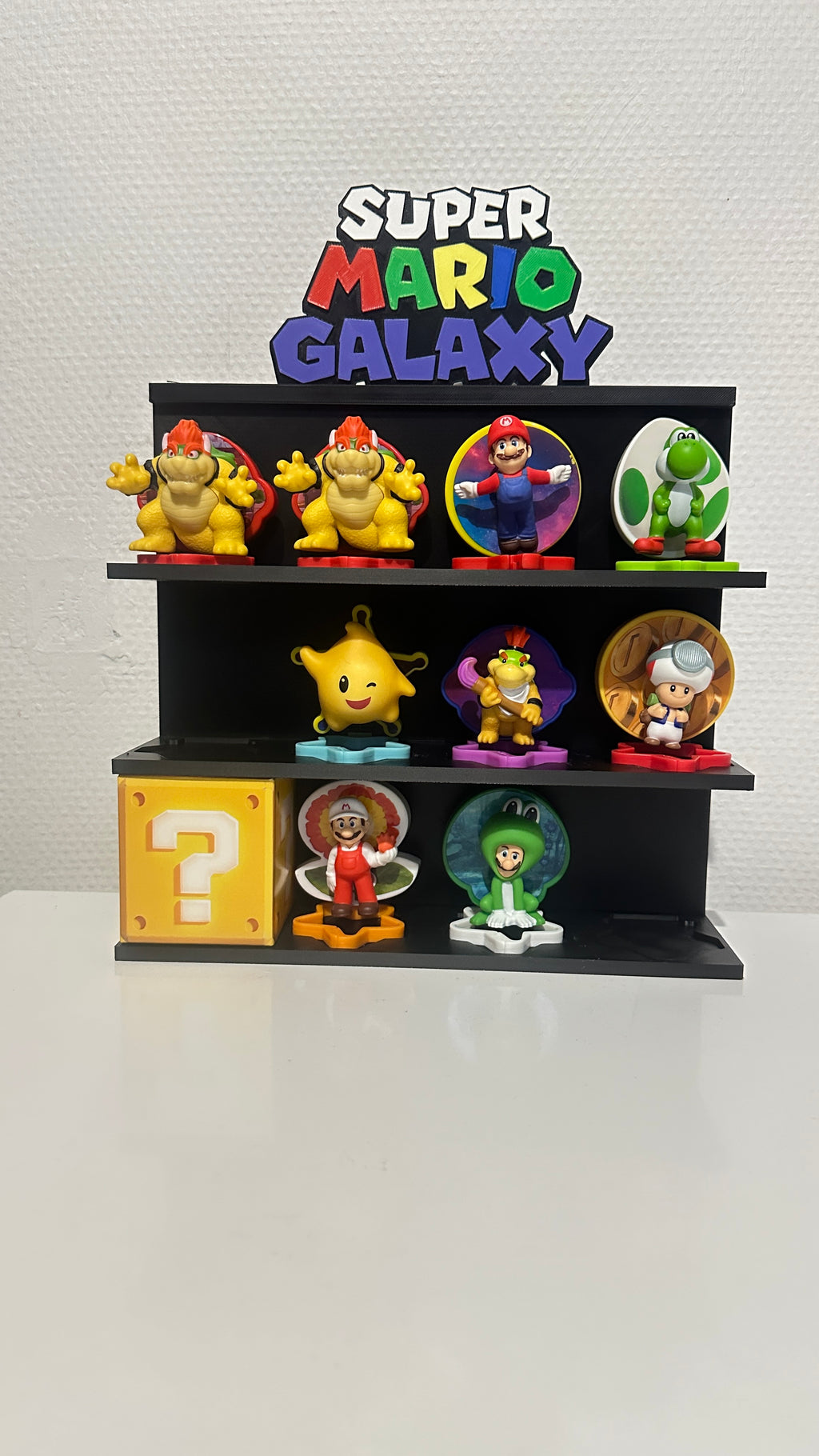 Présentoir noir garni de 12 petites figurines