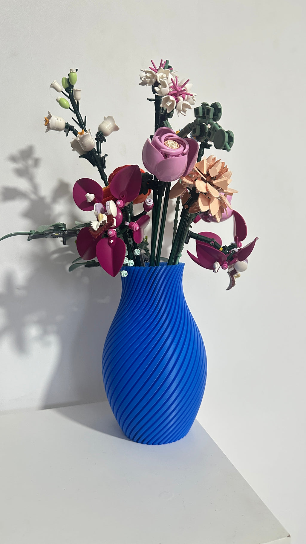 Grand vase torsadé bleu avec bouquet de fleurs LEGO®