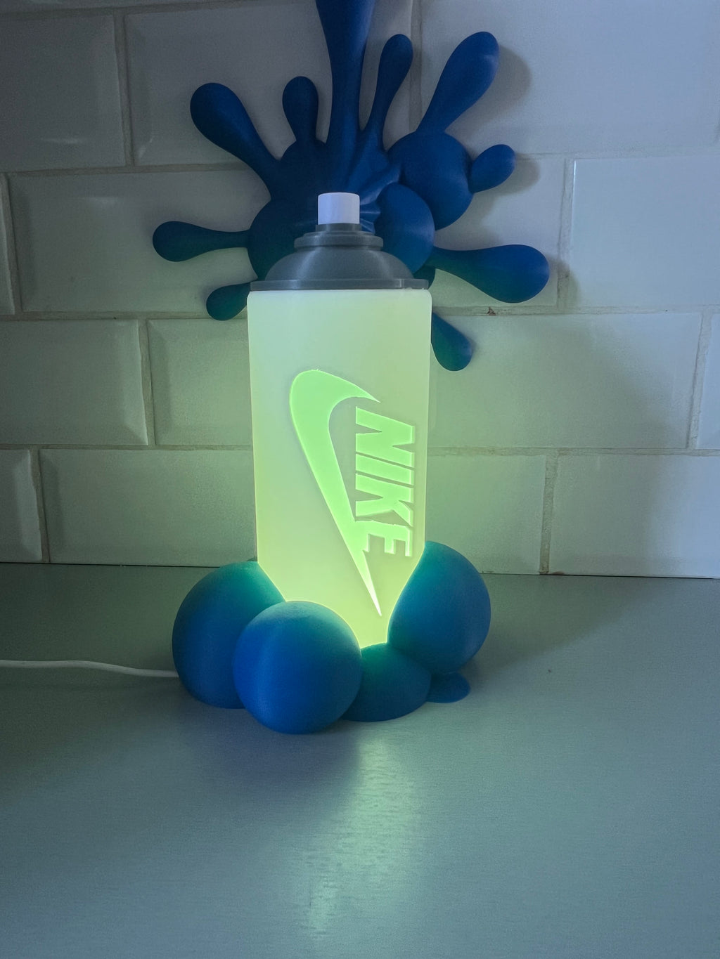 Lampe bombe de peinture style graffiti, éclaboussures bleues, éclairage LED allumé