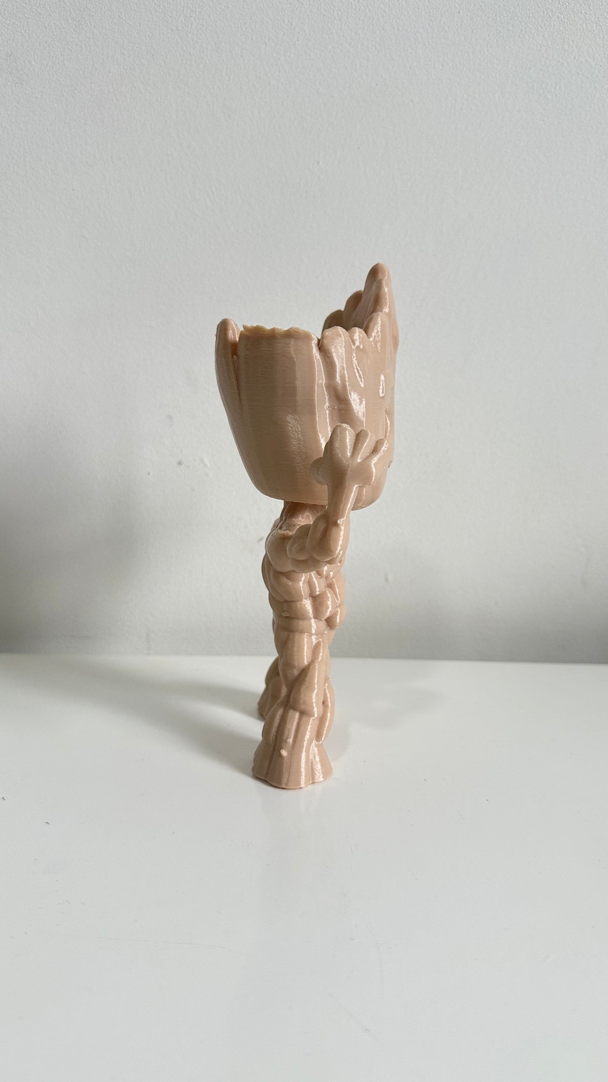 Figurine petit arbre musclé beige, vue de profil
