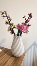 Petit vase torsadé blanc avec branches de cerisier et rose LEGO®