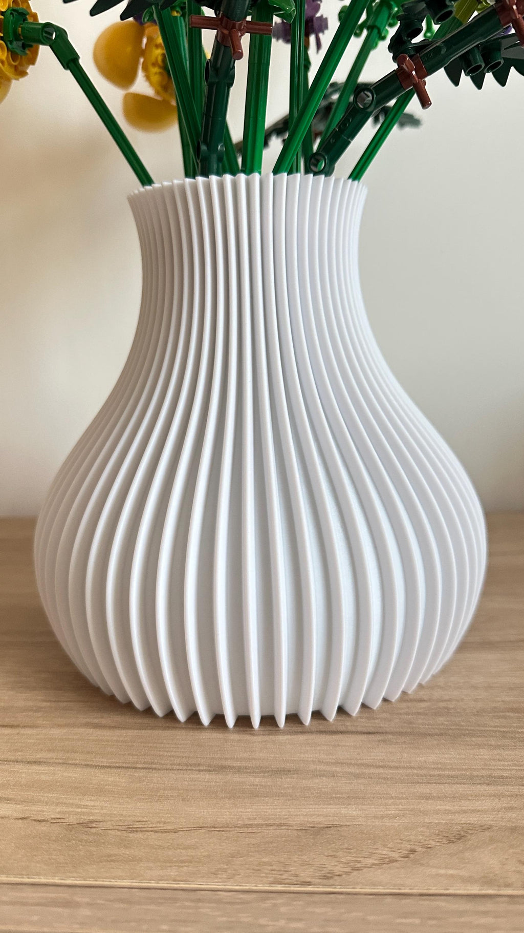 Détail du vase pansu cannelé blanc imprimé en 3D