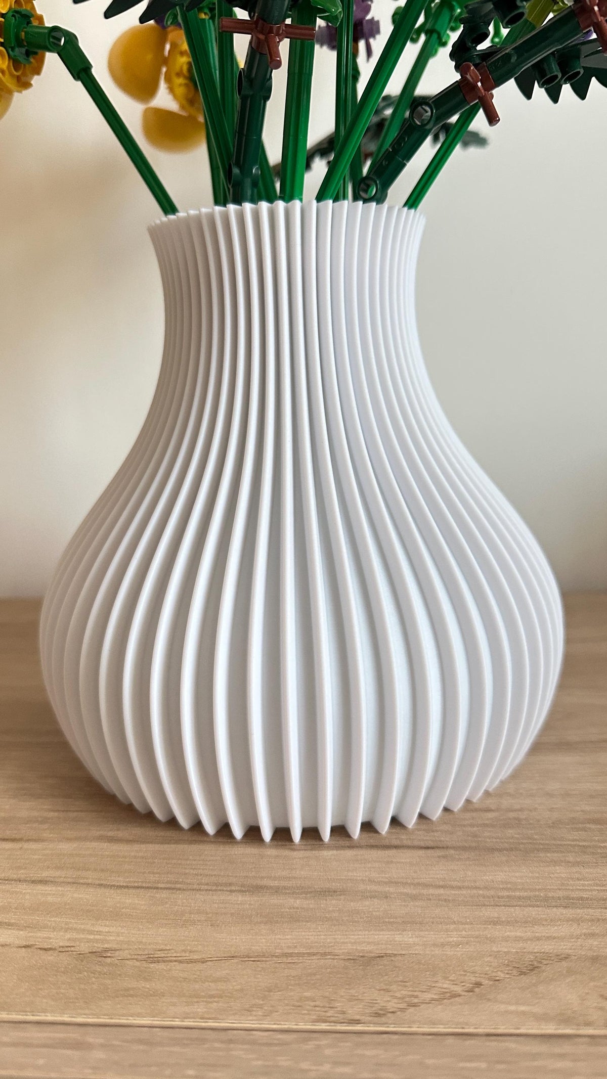 Détail du vase pansu cannelé blanc imprimé en 3D