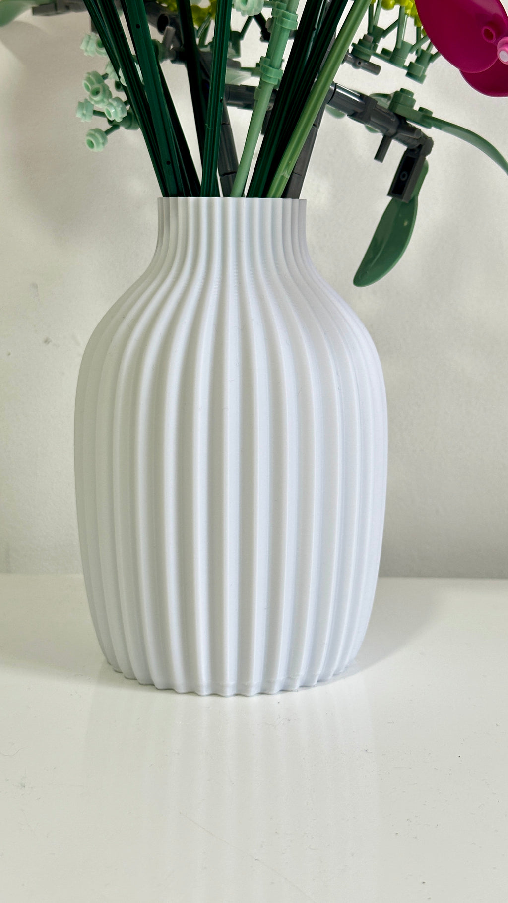 Détail des stries verticales du vase bouteille blanc