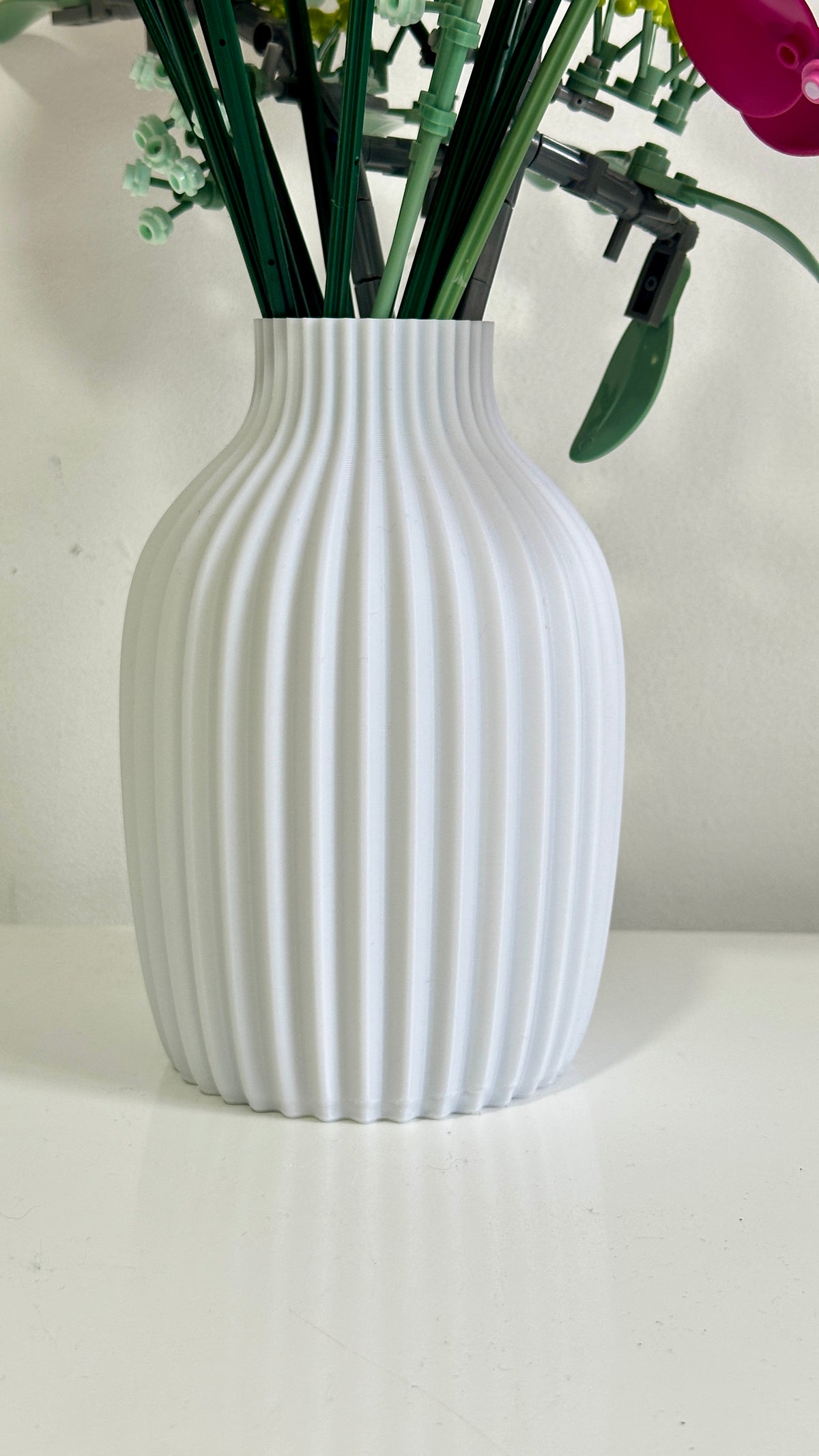 Détail des stries verticales du vase bouteille blanc