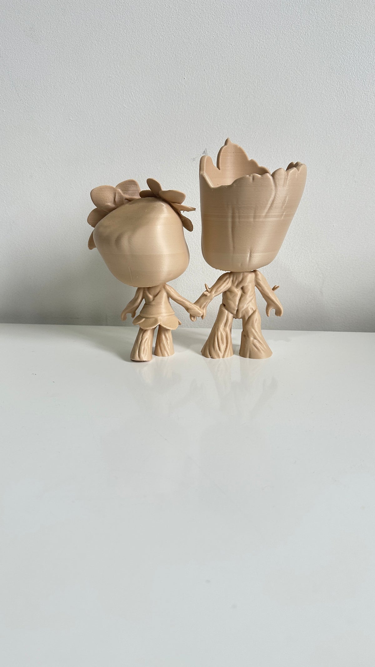 Figurine couple de petits arbres beiges avec fleurs, vue de trois quarts