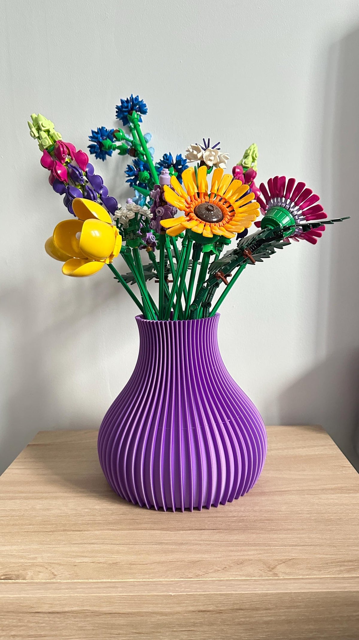 Vase pansu cannelé violet avec bouquet de fleurs sauvages LEGO®
