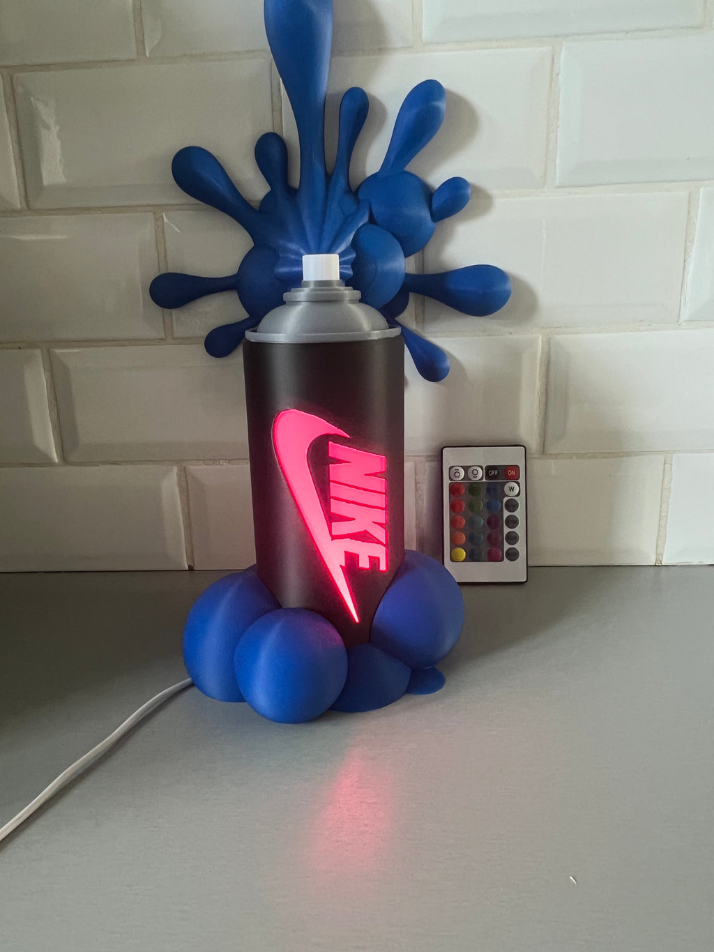 Lampe bombe de peinture style graffiti, éclaboussures bleues, éclairage LED allumé