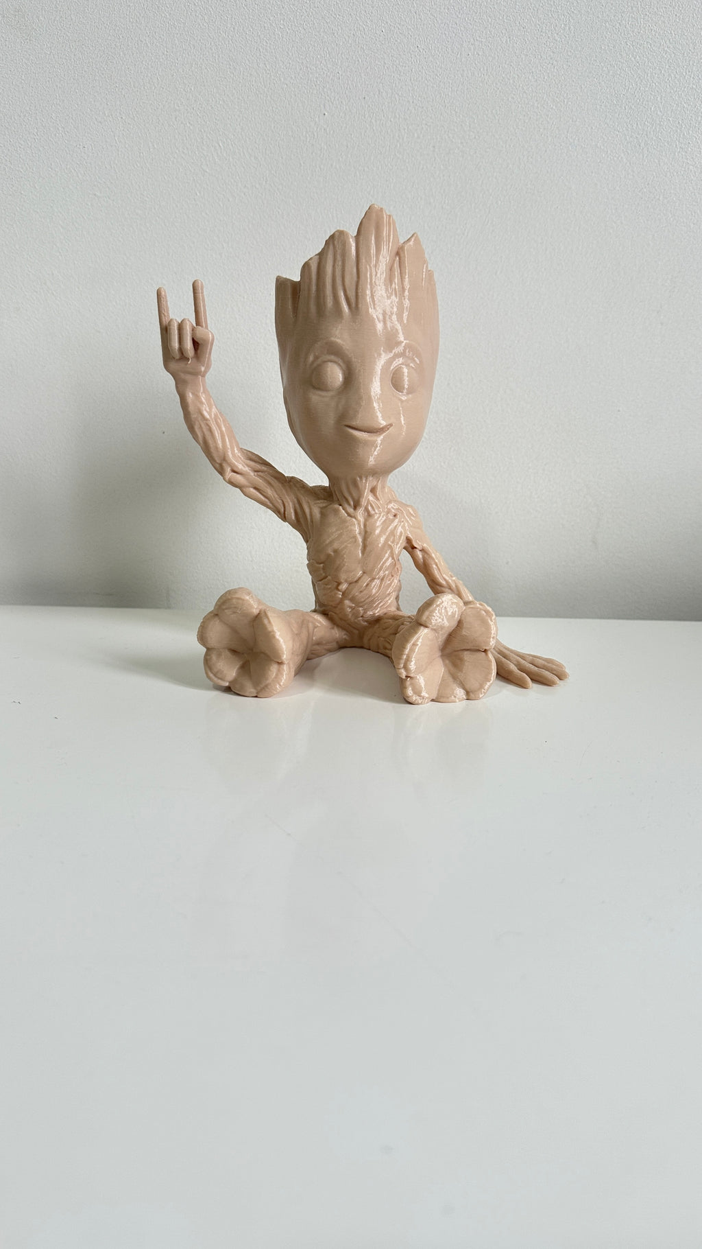 Figurine petit arbre beige bras levés, vue de face