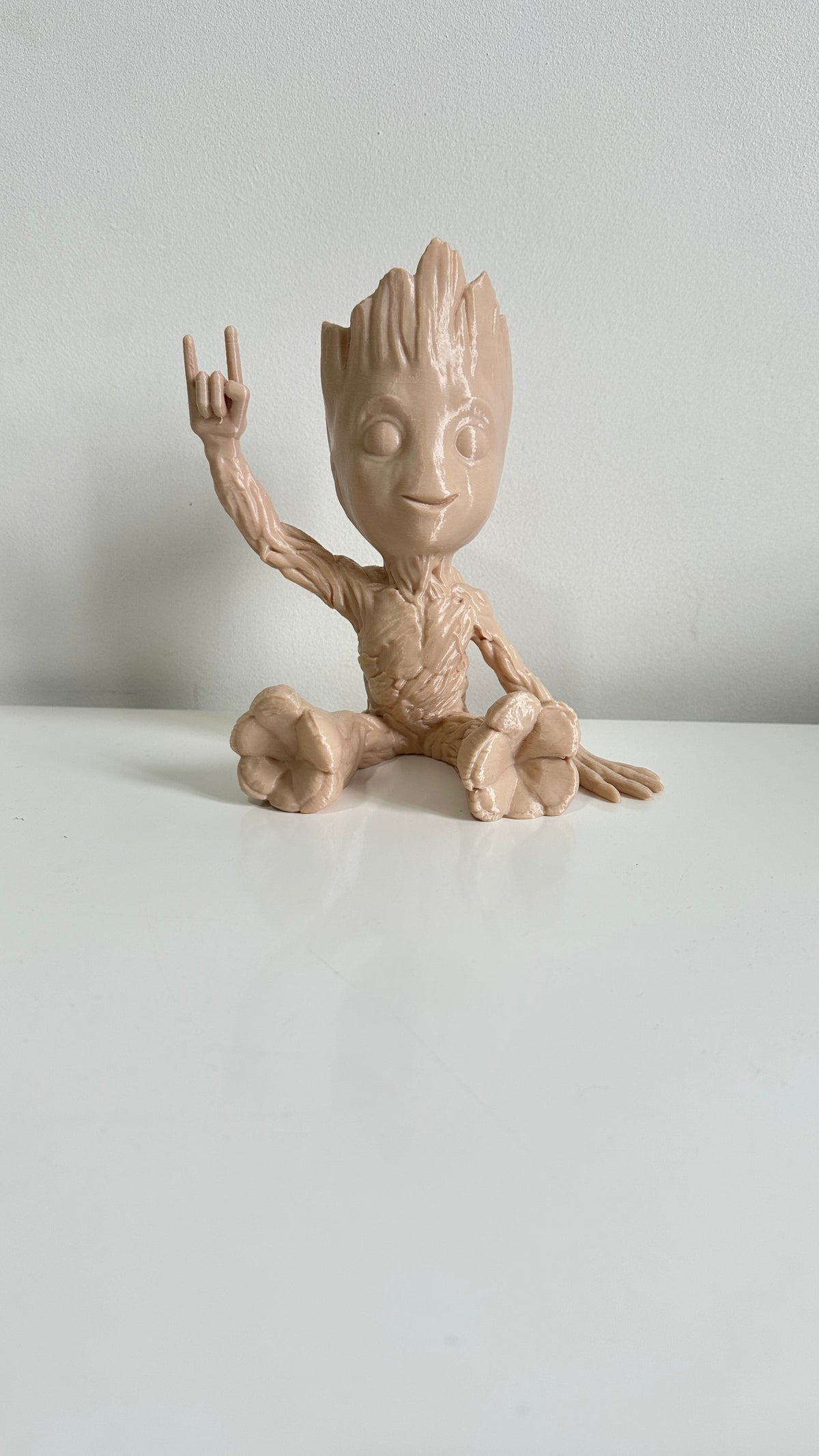 Figurine petit arbre beige bras levés, vue de face