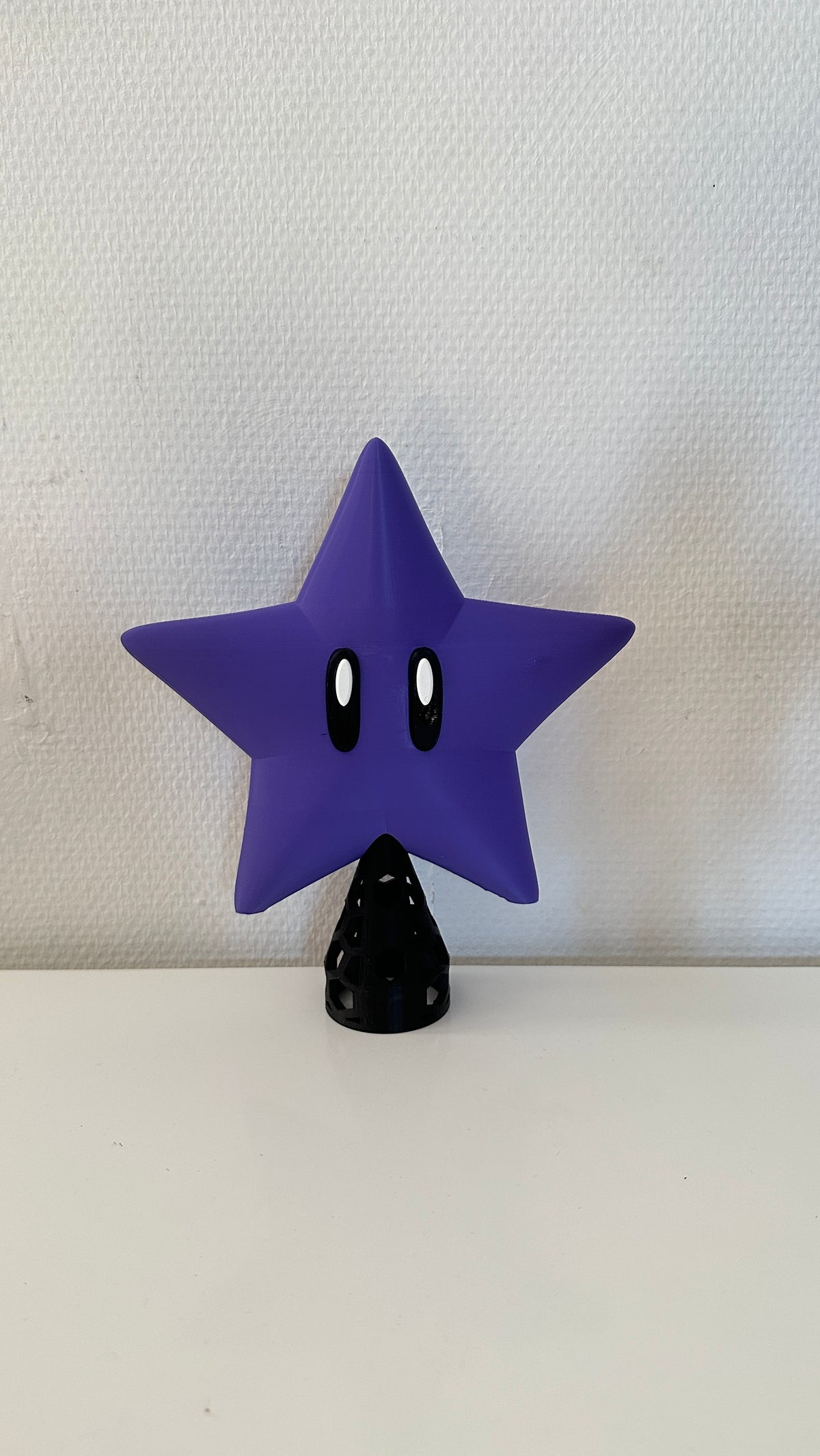 Étoile à grands yeux violette sur son support