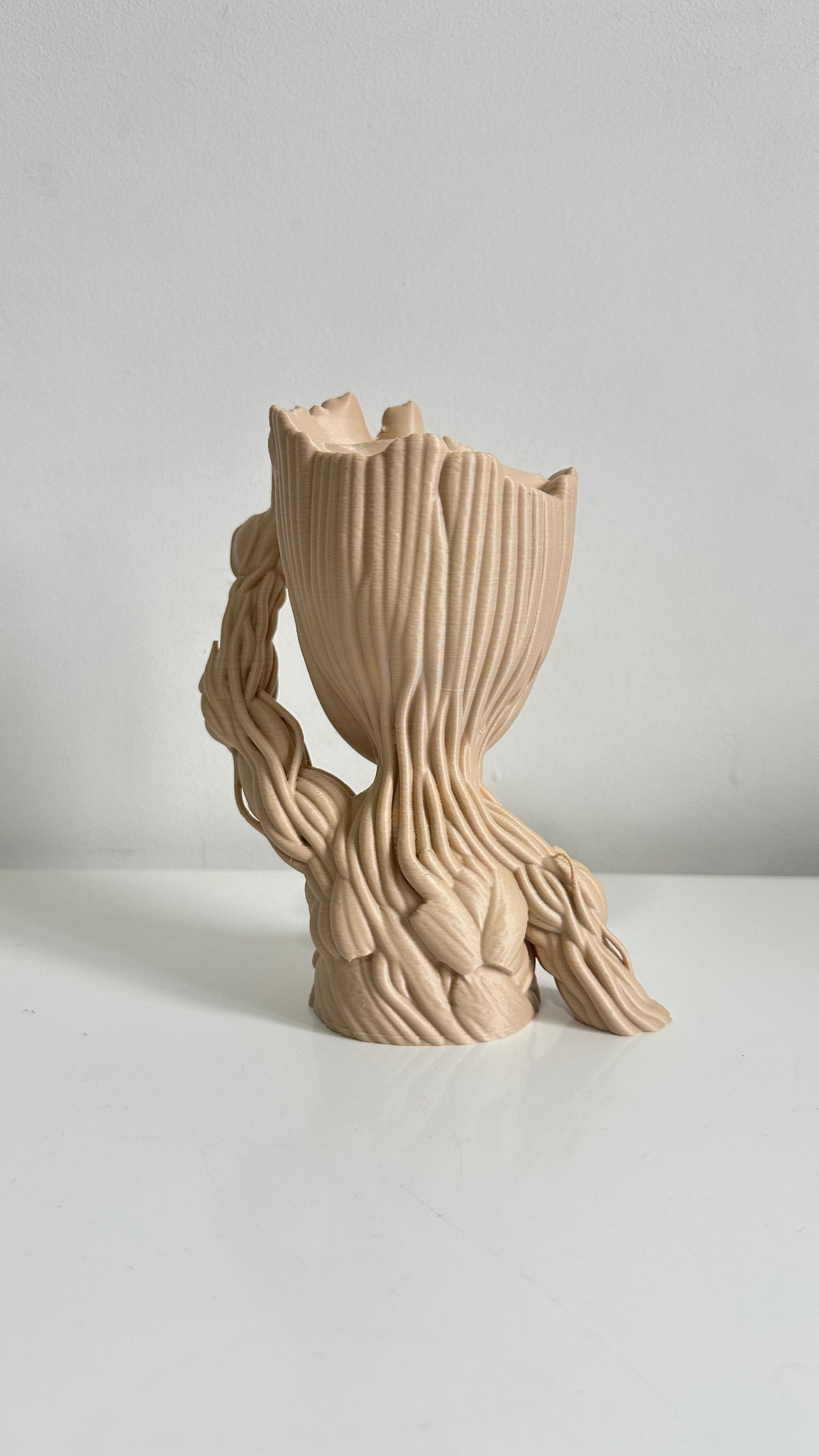 Buste de petit personnage arbre beige, vue de trois quarts