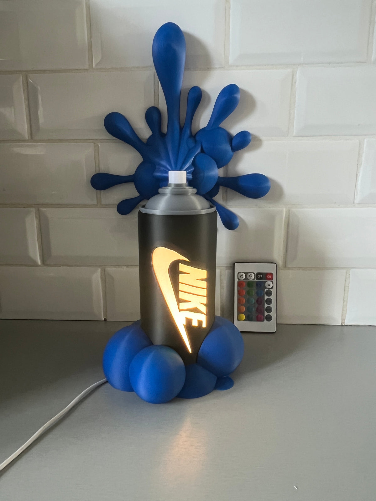Lampe bombe de peinture style graffiti, éclaboussures bleues, éclairage LED allumé