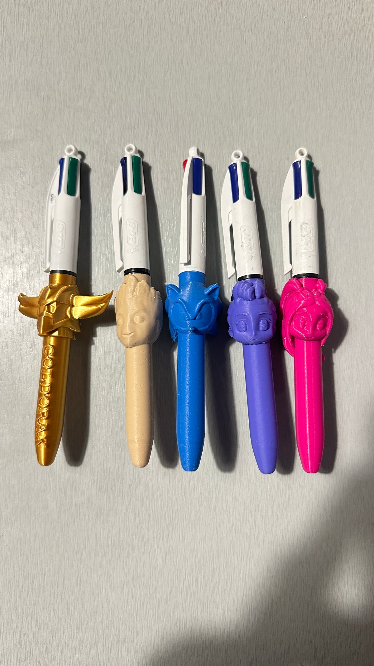 Ensemble des stylos 4 couleurs avec figurines de différentes couleurs