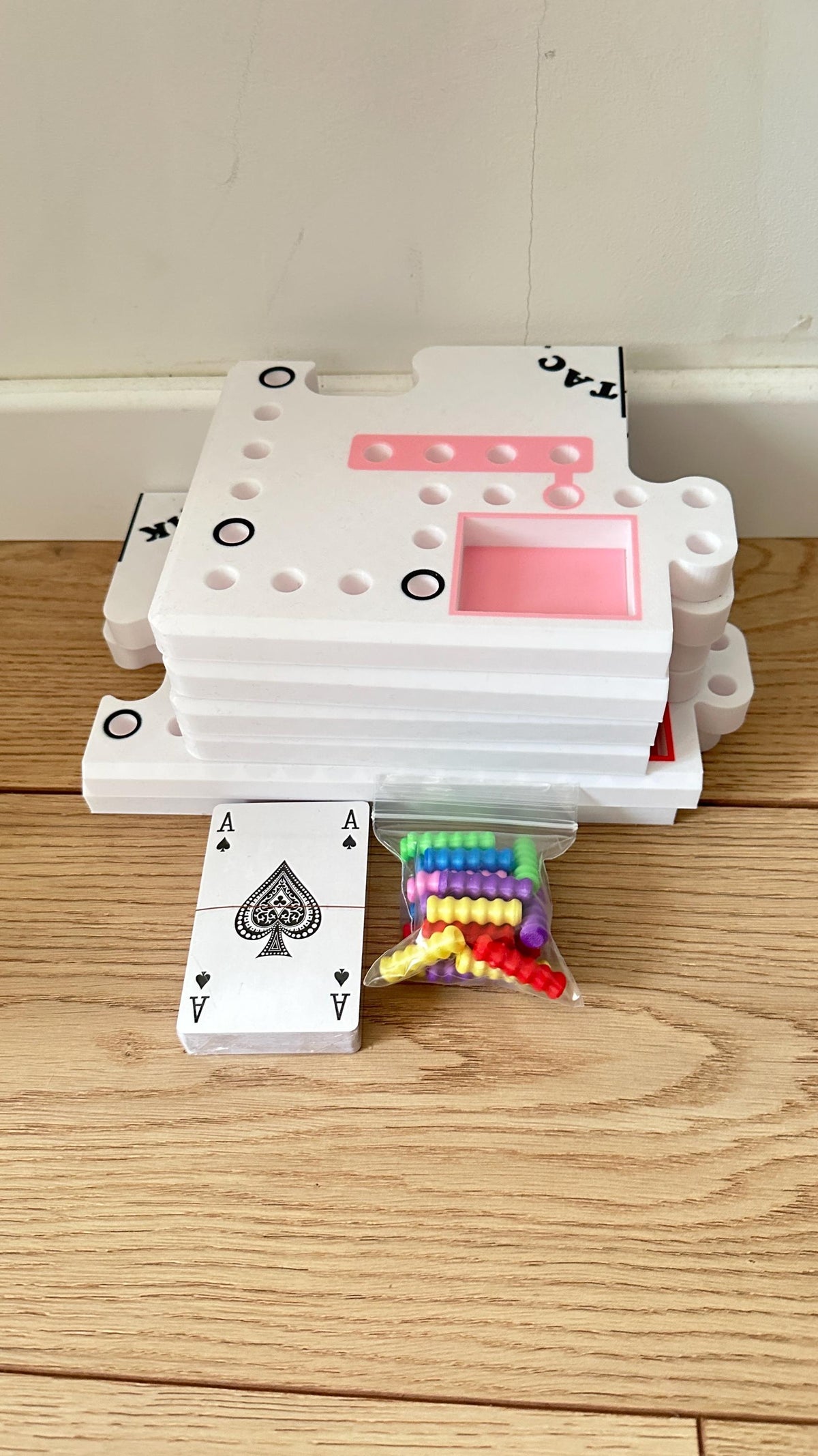 Plateau Tac Tik monté avec pions et jeu de cartes