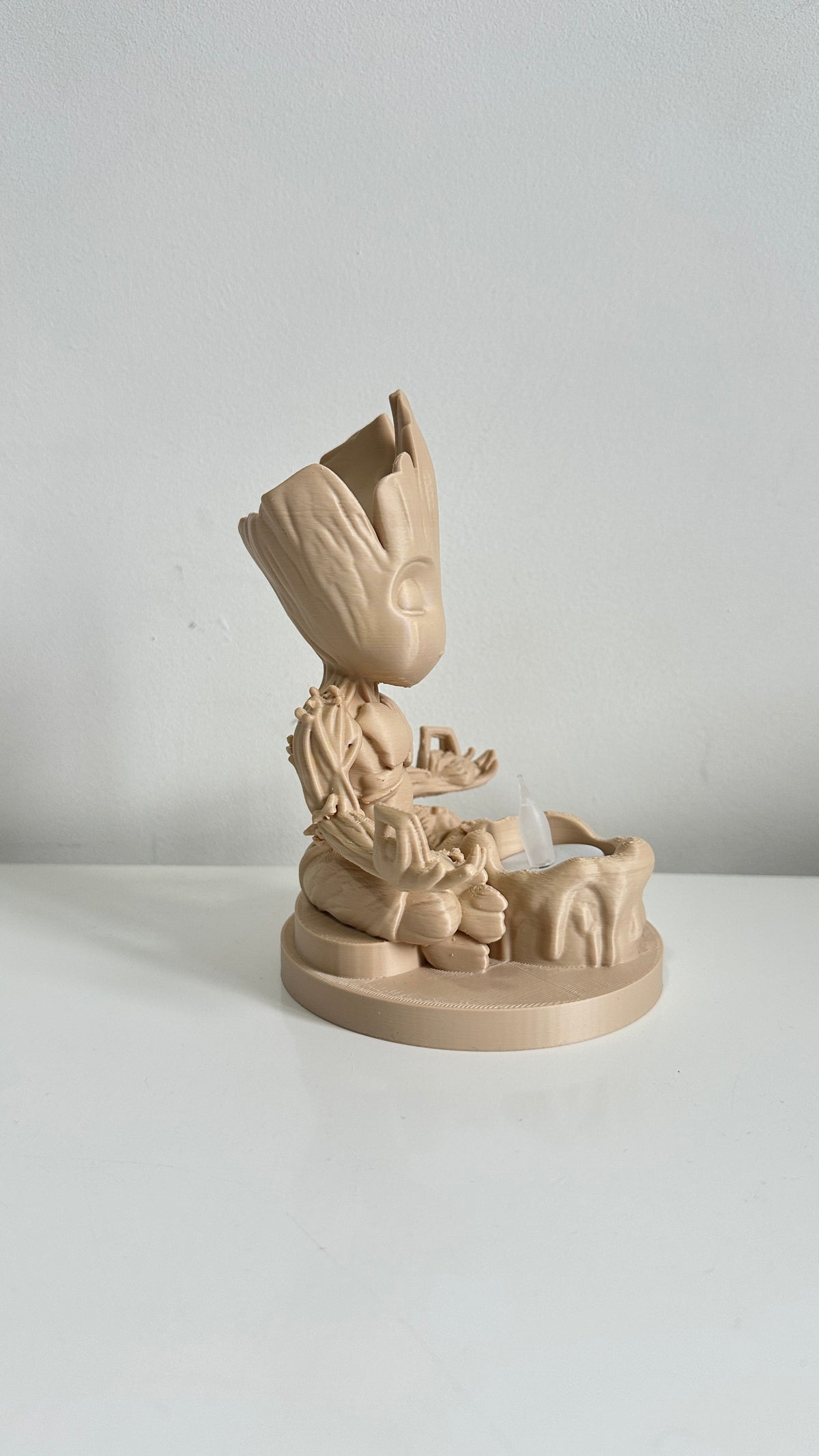 Figurine petit arbre zen beige avec bougie LED, vue de dos