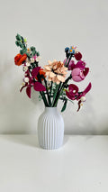 Vase bouteille strié blanc avec bouquet de fleurs LEGO®
