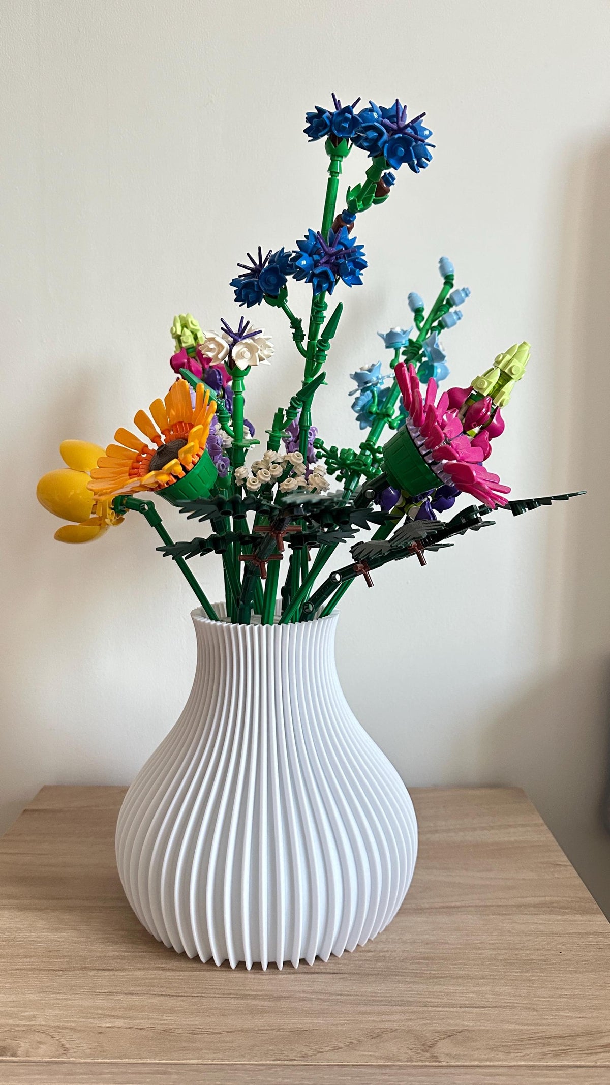 Vase pansu cannelé blanc avec bouquet de fleurs sauvages LEGO®