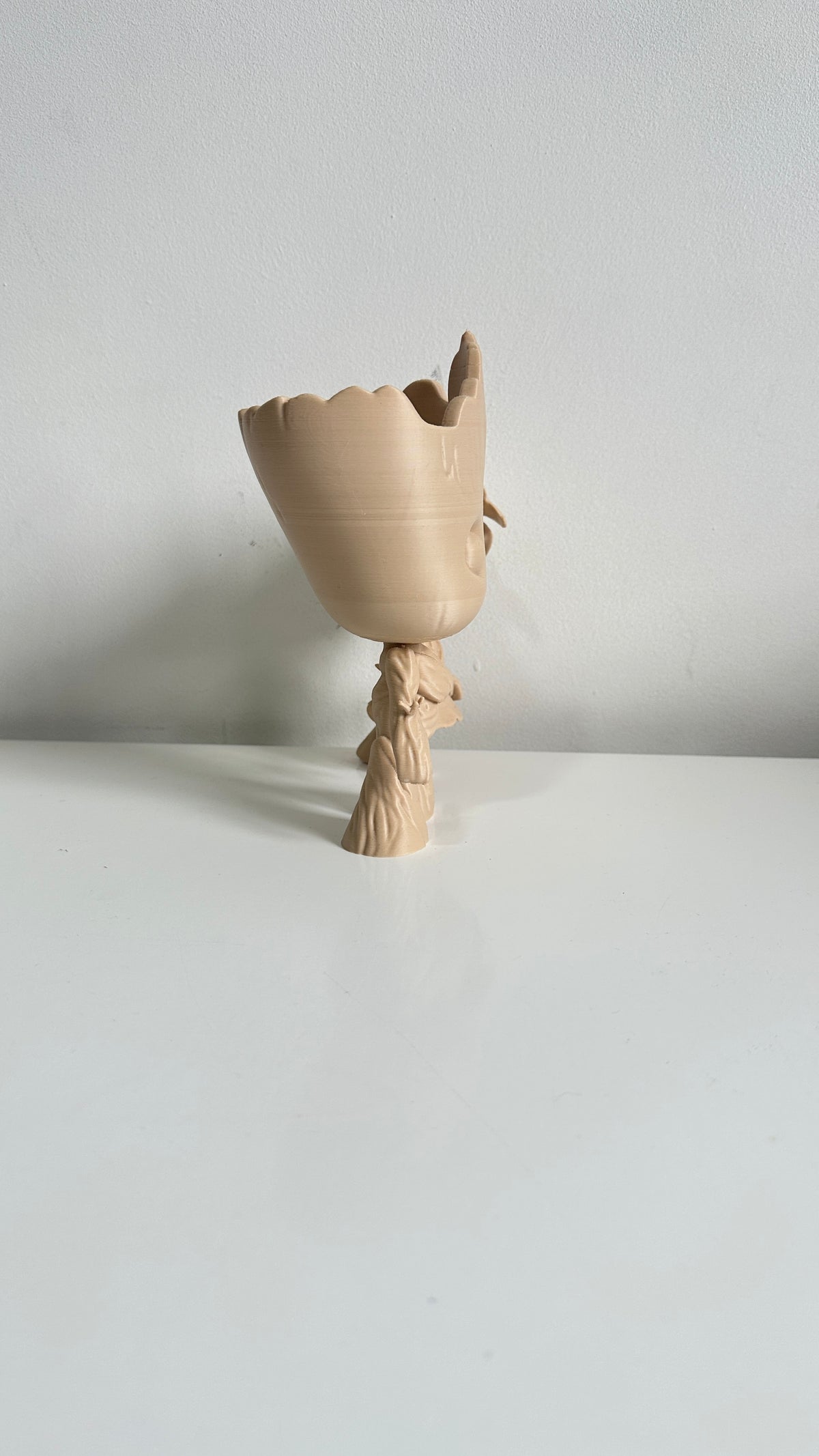Figurine couple de petits arbres beiges avec fleurs, vue de profil