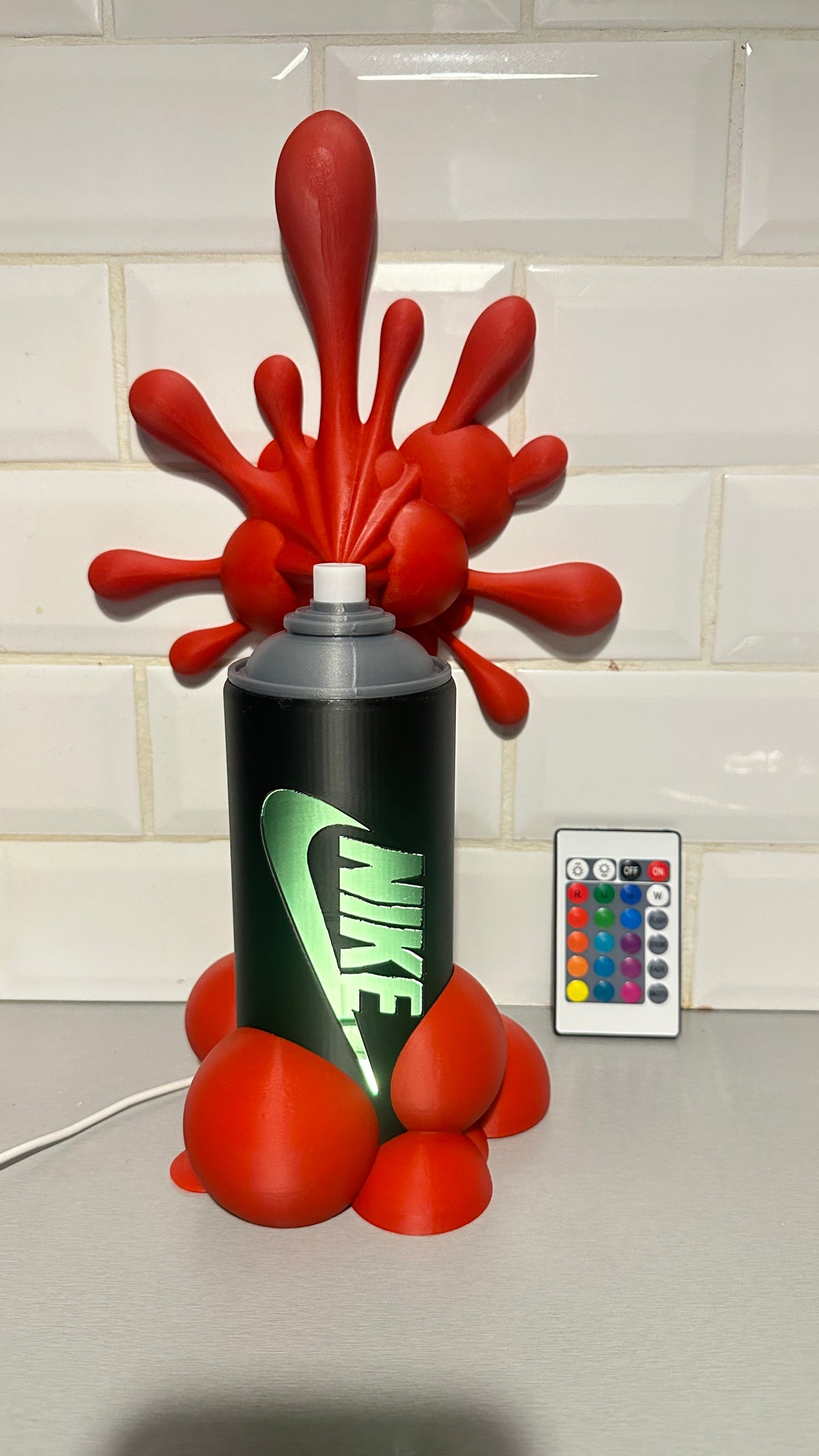 Lampe bombe de peinture style graffiti, éclaboussures rouges, éclairage LED allumé