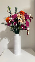 Vase blanc effet briques de construction avec bouquet de fleurs LEGO®