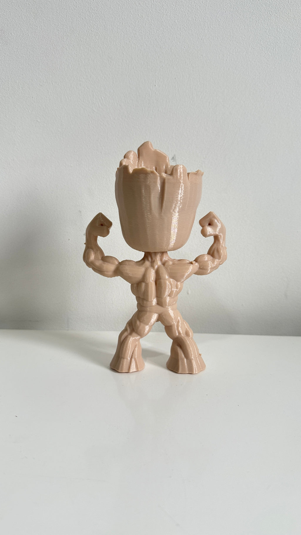 Figurine petit arbre musclé beige, vue de trois quarts