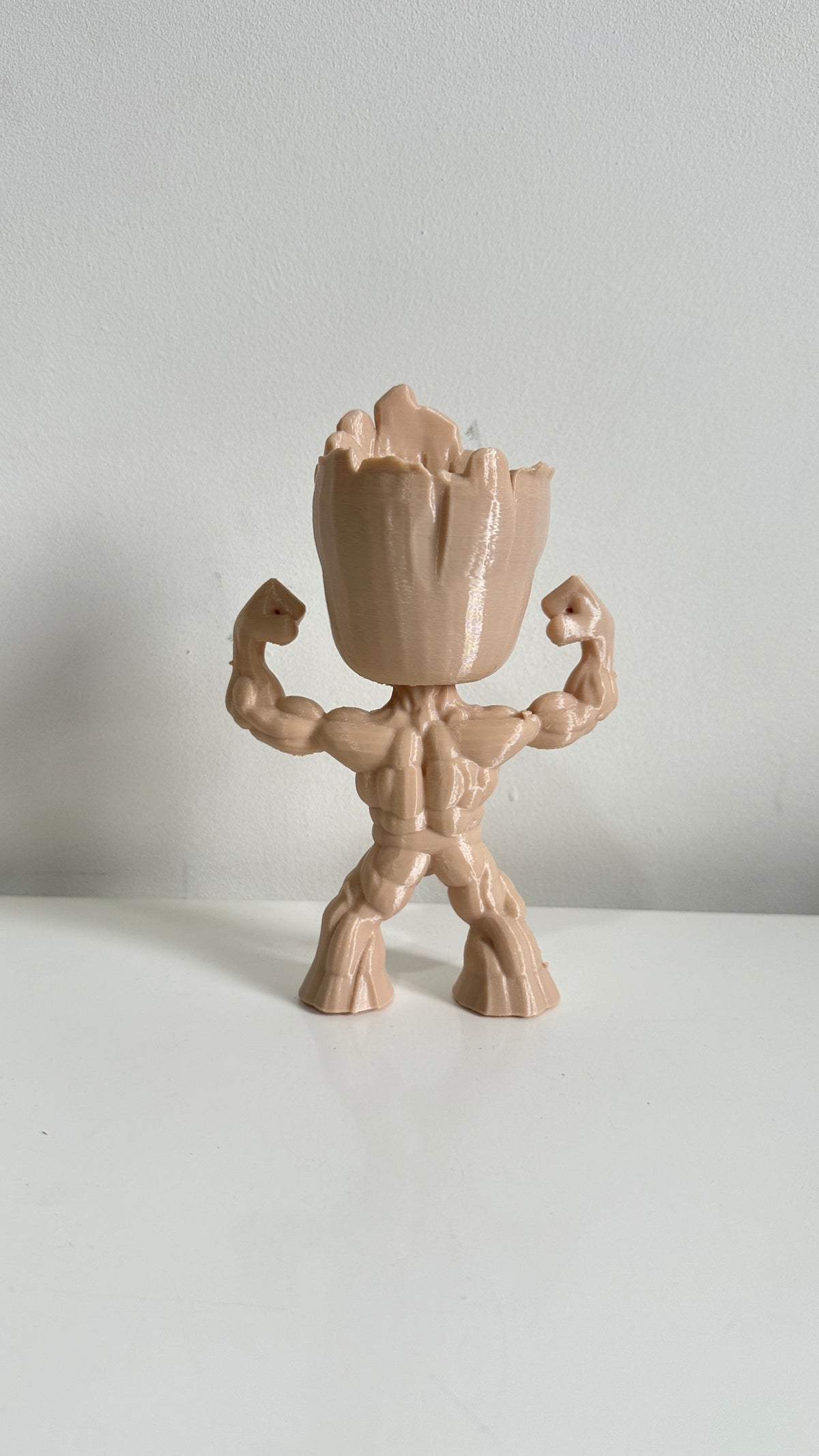 Figurine petit arbre musclé beige, vue de trois quarts
