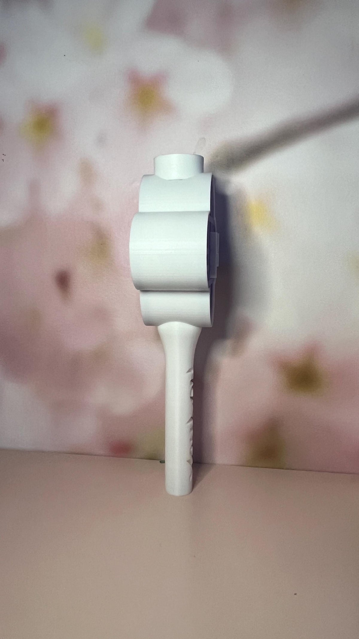 Bâton lumineux LED blanc et violet, vue de profil
