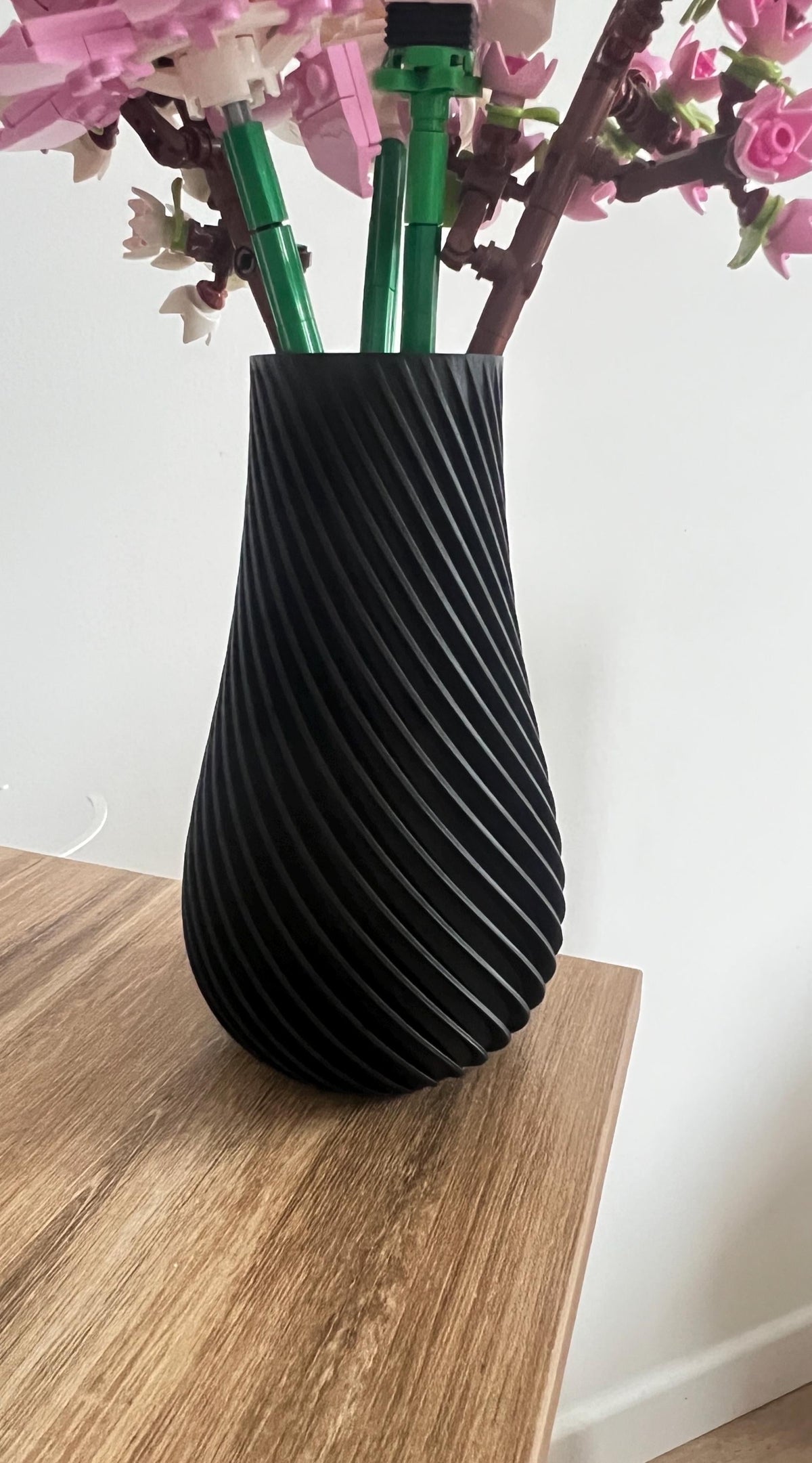 Vase torsadé élancé noir avec branches de cerisier LEGO®