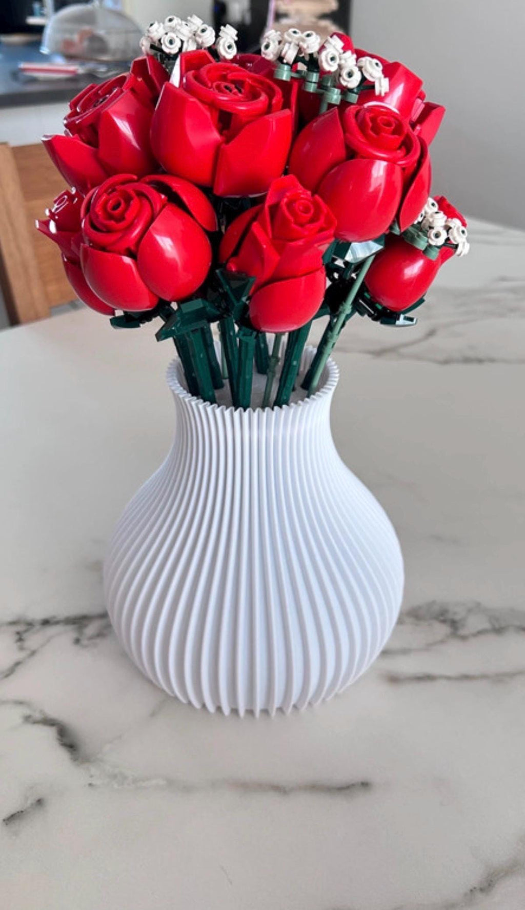Vase pansu cannelé blanc avec bouquet de roses LEGO® rouges