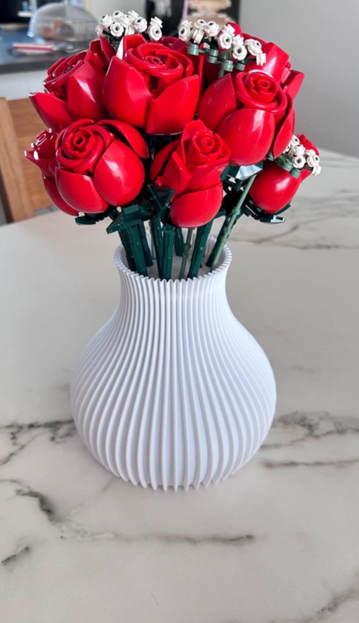 Vase pansu cannelé blanc avec bouquet de roses LEGO® rouges