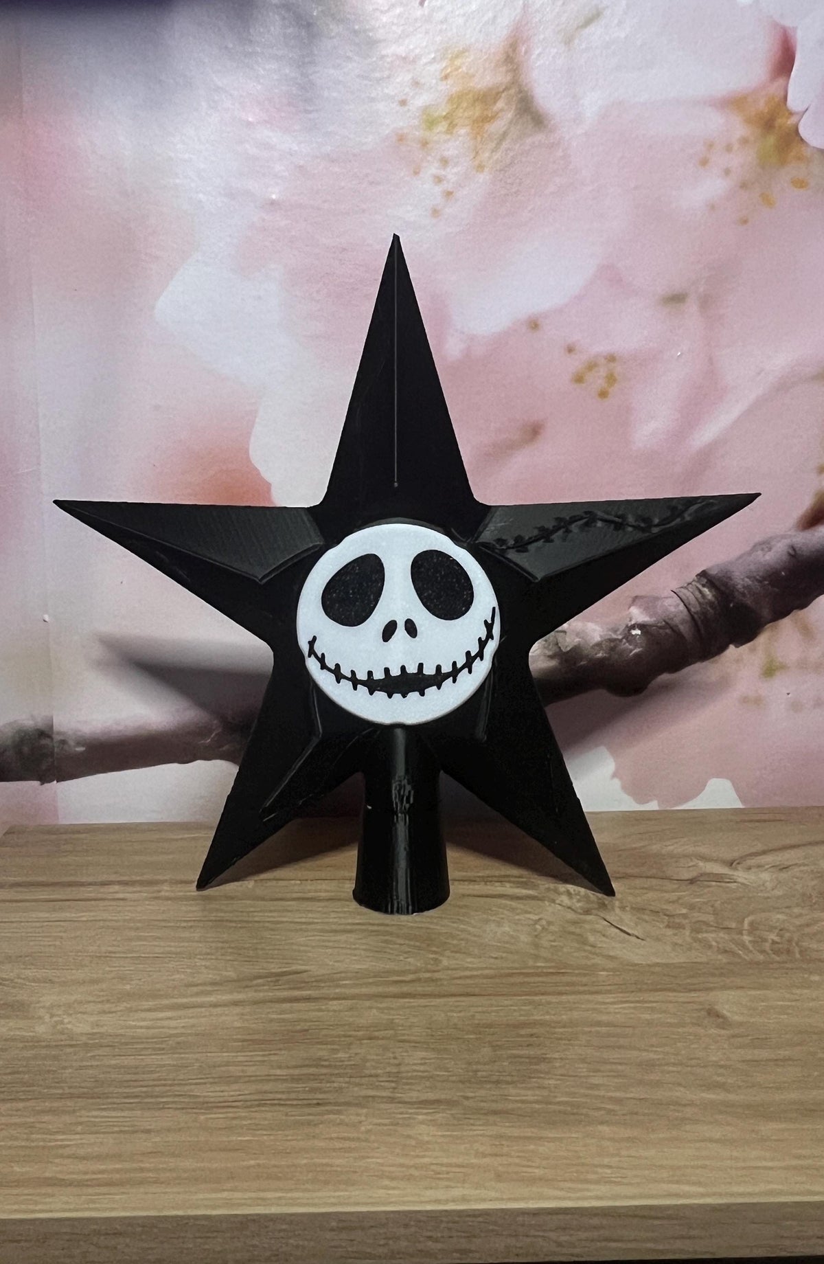 Étoile de sapin noire à visage de squelette