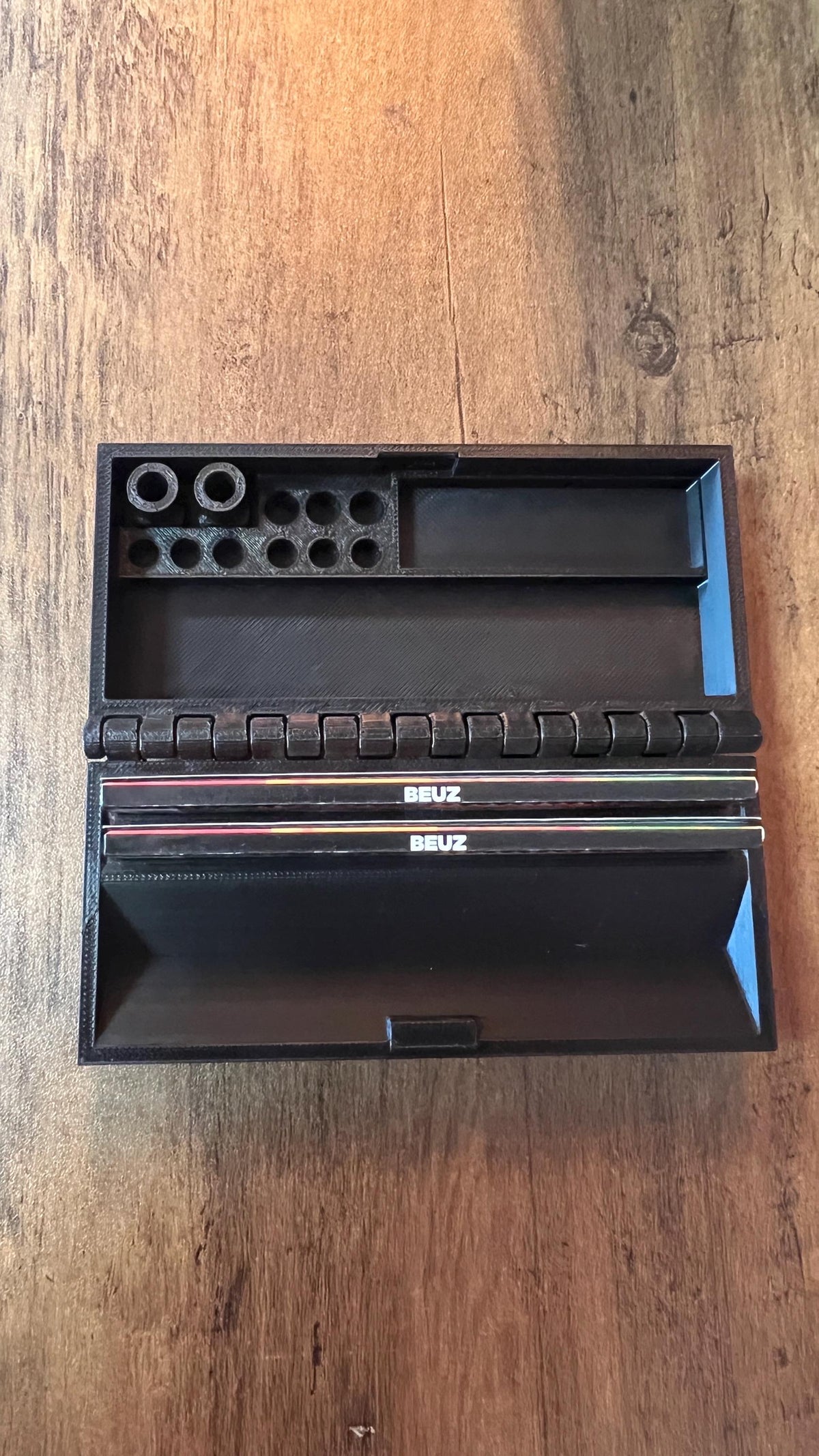 Boîte de rangement ouverte avec emplacements pour feuilles et filtres