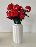 Vase cannelé blanc avec bouquet de roses LEGO® rouges