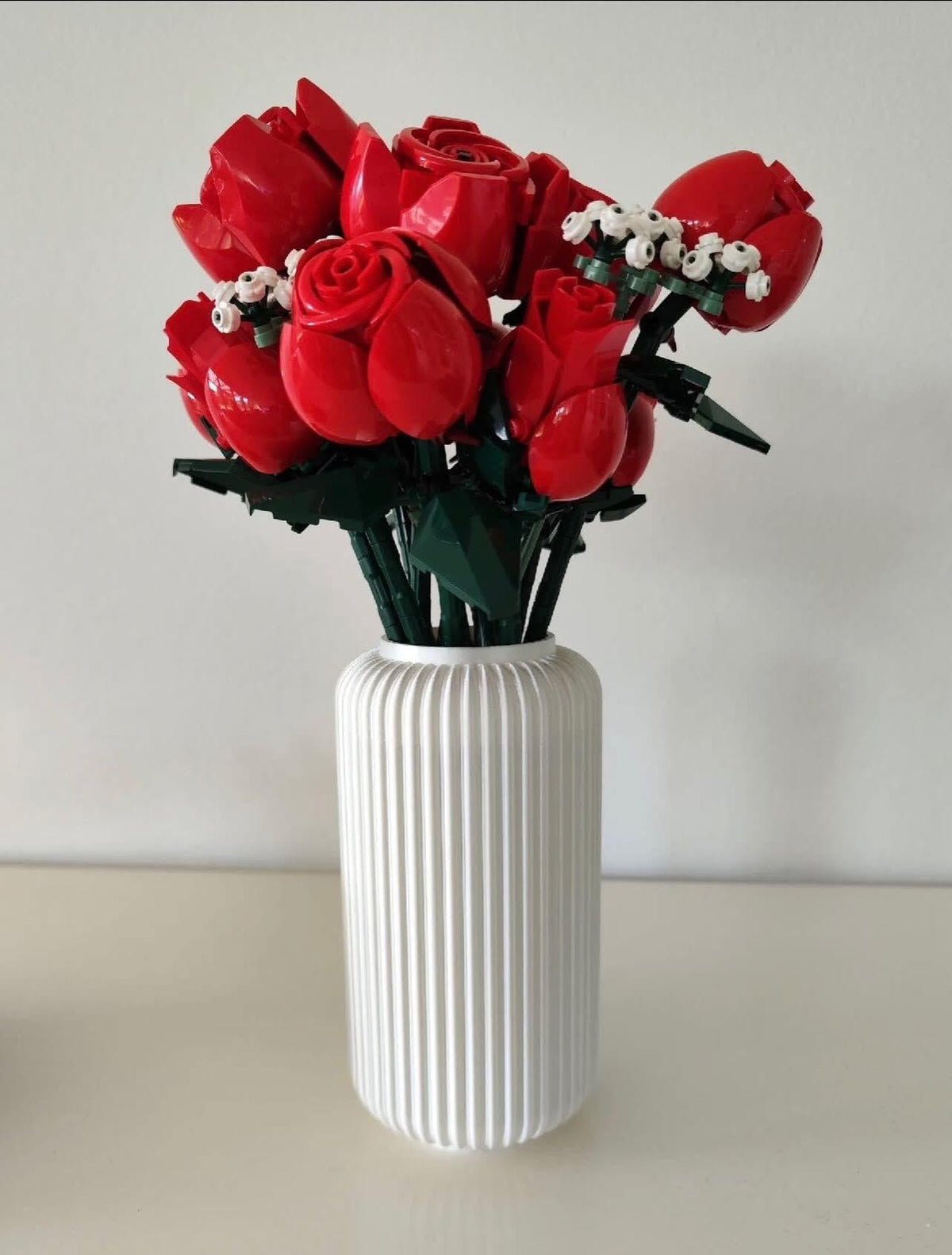 Vase cannelé blanc avec bouquet de roses LEGO® rouges