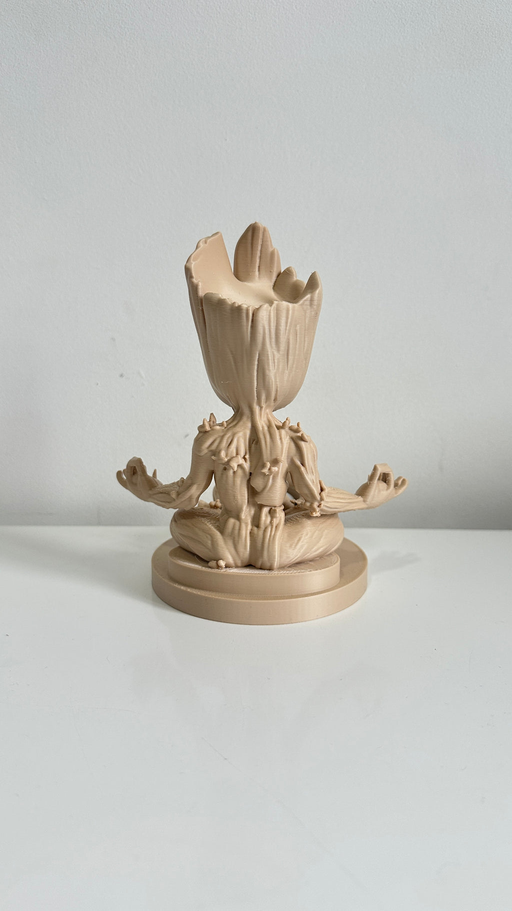 Figurine petit arbre zen beige avec bougie LED, vue de trois quarts