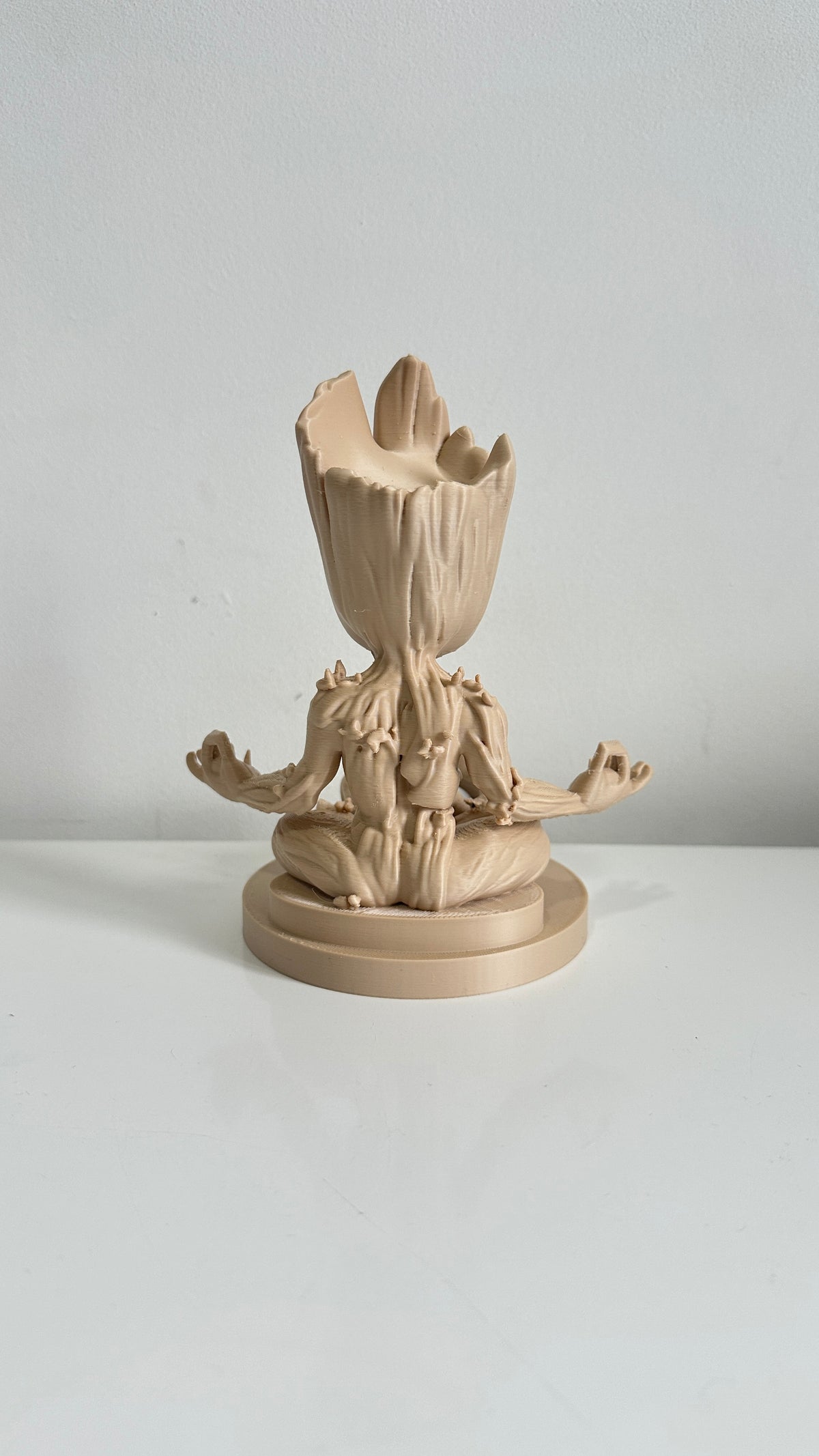 Figurine petit arbre zen beige avec bougie LED, vue de trois quarts