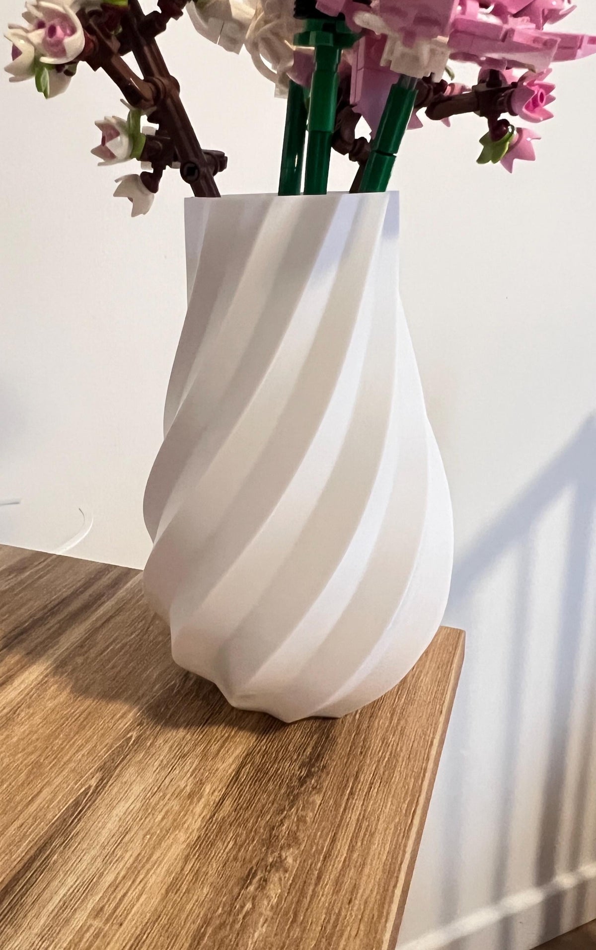 Détail des stries en spirale du petit vase blanc imprimé en 3D