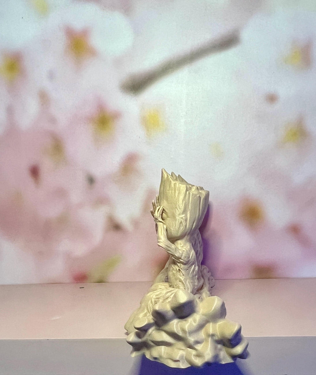 Trio de figurines beiges des trois sagesses, vue de profil